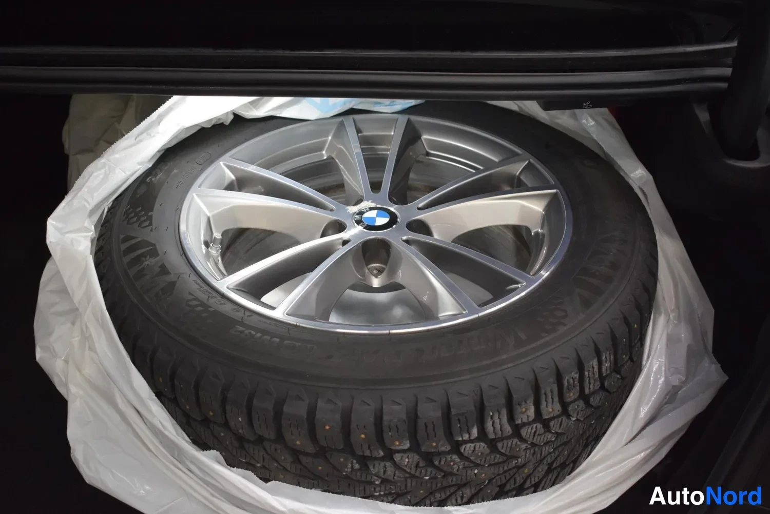 Muu: Vararenkaanä tai lisäpyörä muovipussissa auton tavaratilassa; hopeavannelevy BMW-emblemalla ja nastarengas.