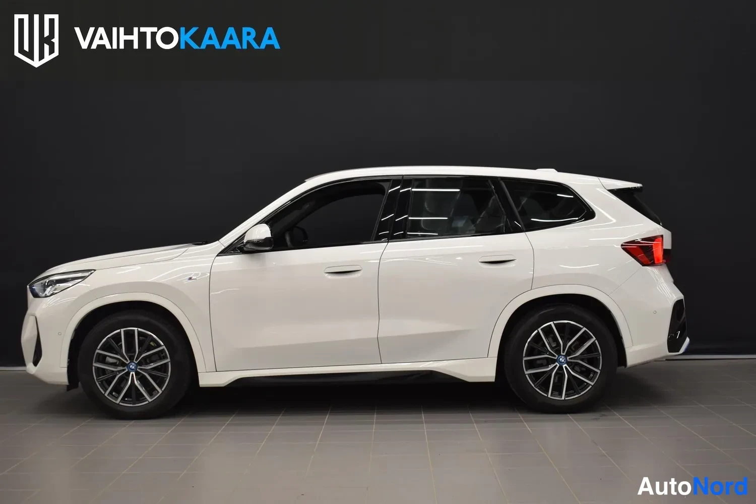 Valkoinen BMW iX1 xDrive30 2024, ulkokuva 2 – Raisio