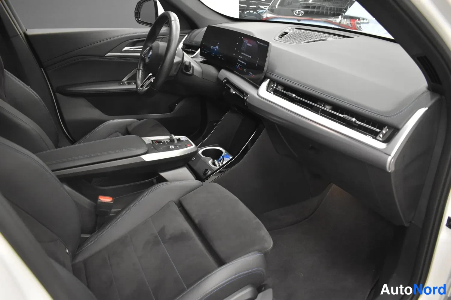 Valkoinen BMW iX1 xDrive30 2024, ulkokuva 11 – Raisio