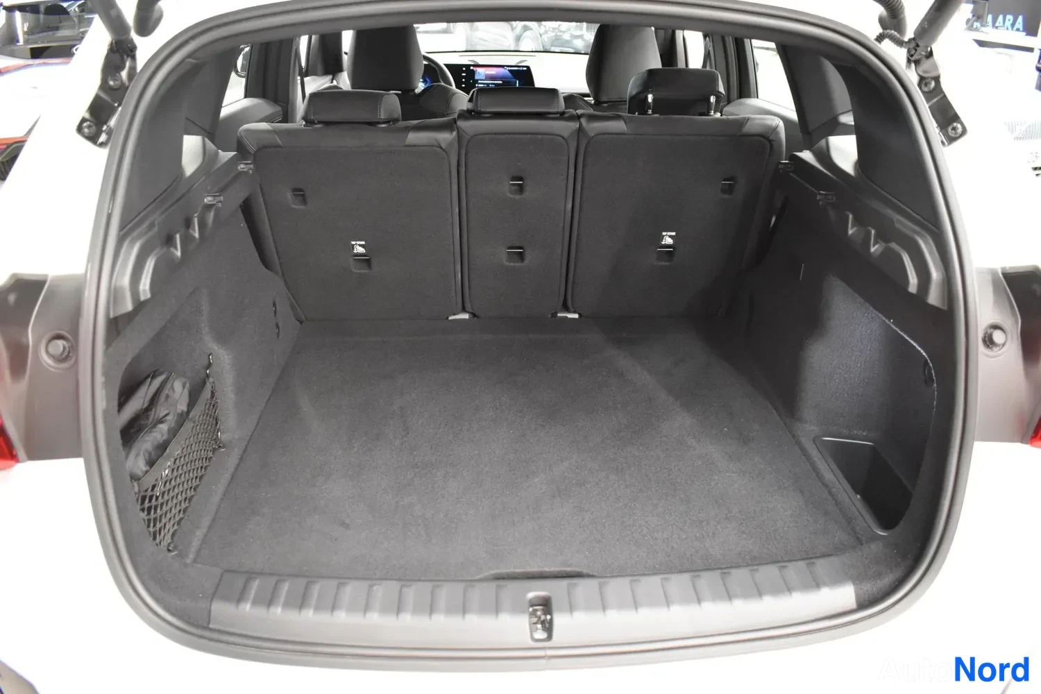 Valkoinen BMW iX1 xDrive30 2024, ulkokuva 19 – Raisio