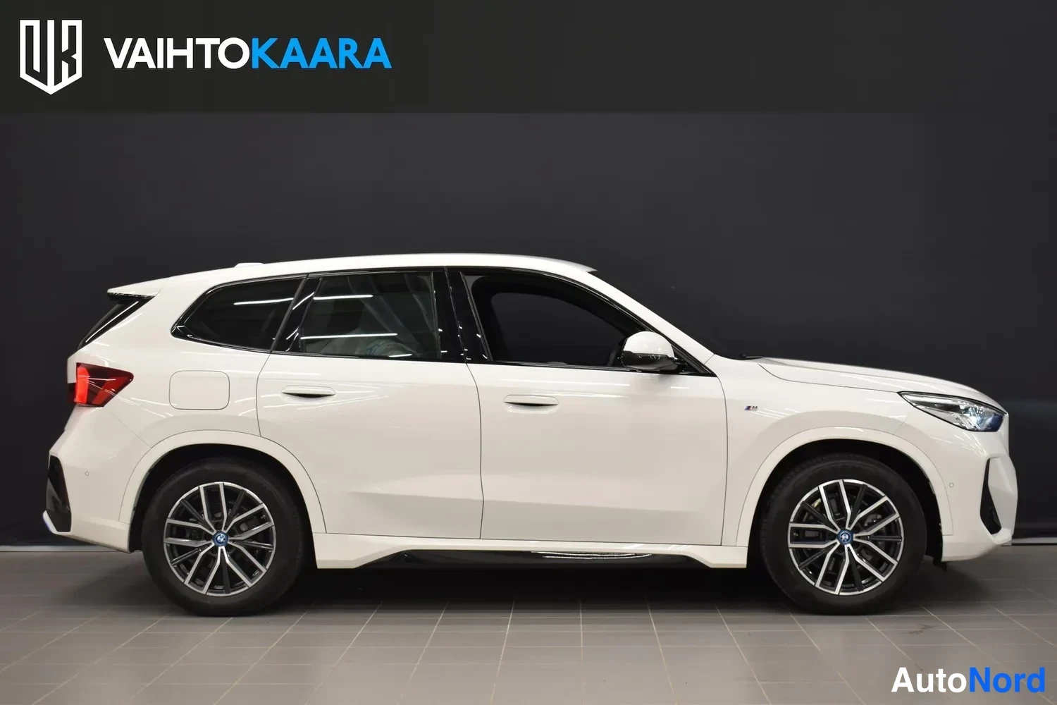 Valkoinen BMW iX1 xDrive30 2024, ulkokuva 5 – Raisio