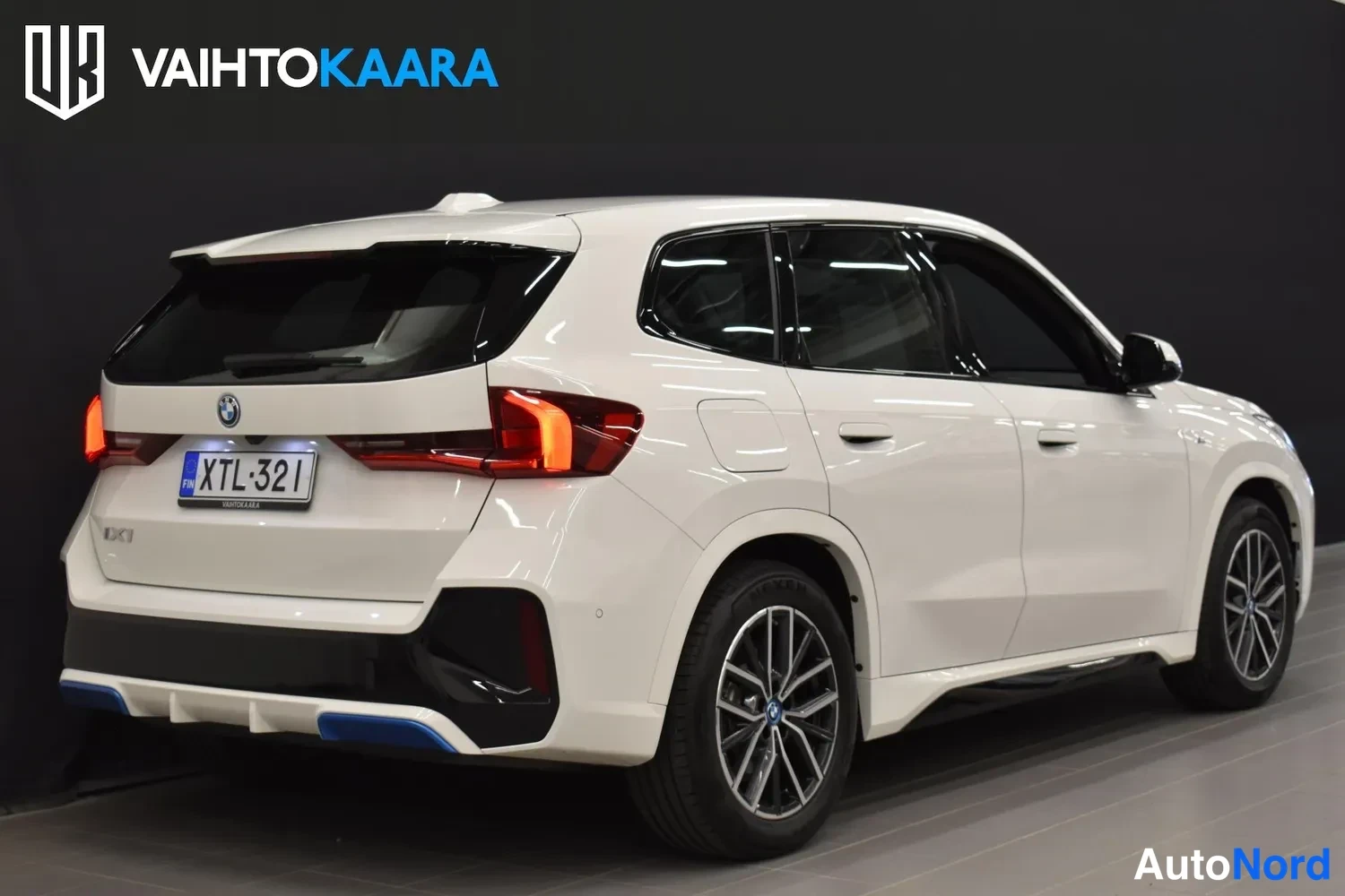 Valkoinen BMW iX1 xDrive30 2024, ulkokuva 6 – Raisio