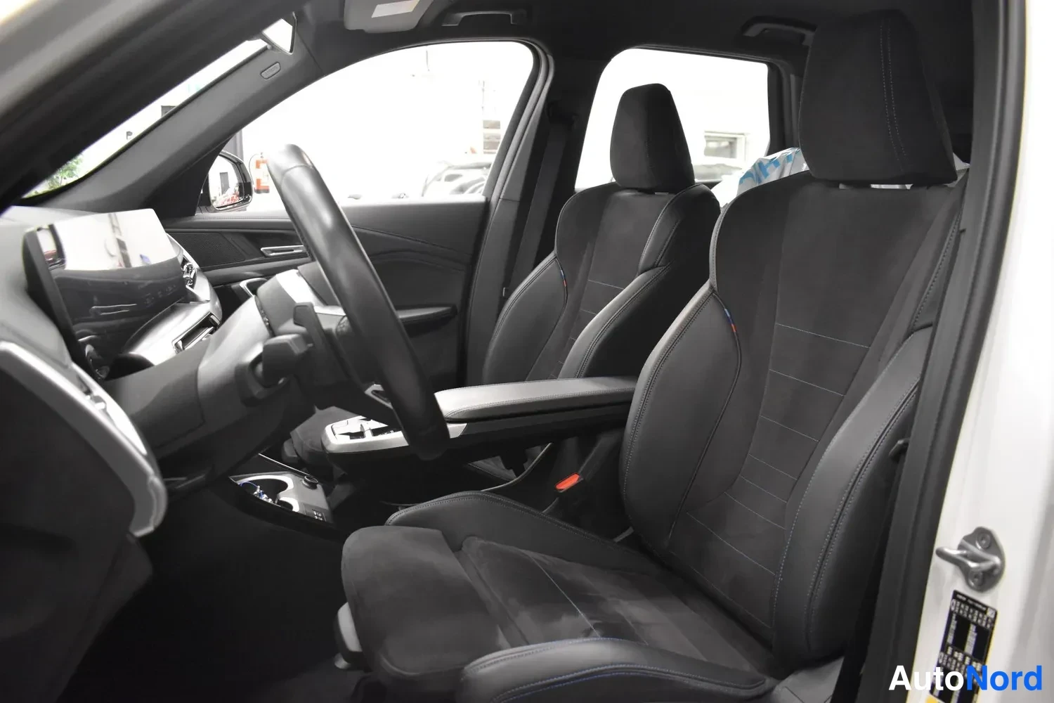 Valkoinen BMW iX1 xDrive30 2024, ulkokuva 7 – Raisio
