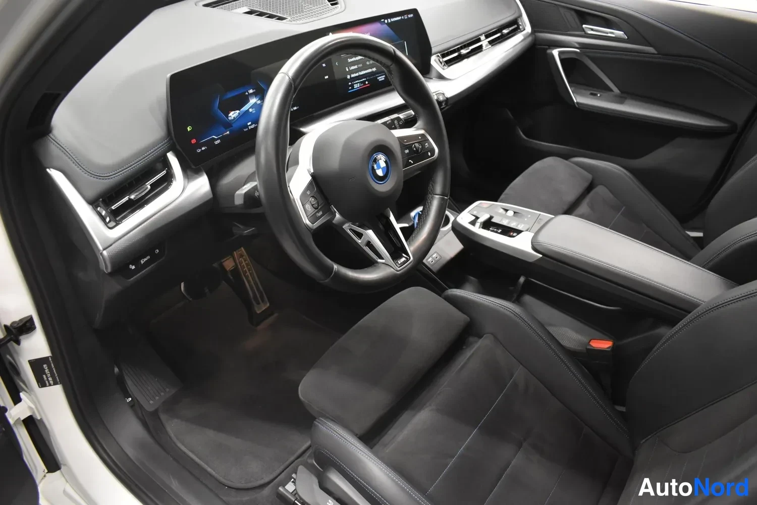 Valkoinen BMW iX1 xDrive30 2024, ulkokuva 8 – Raisio