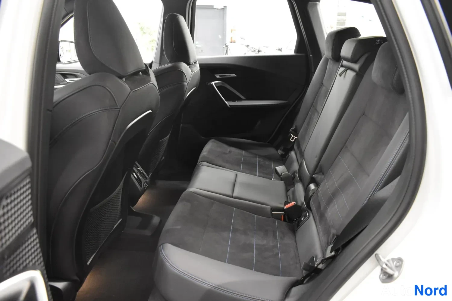 Valkoinen BMW iX1 xDrive30 2024, ulkokuva 9 – Raisio