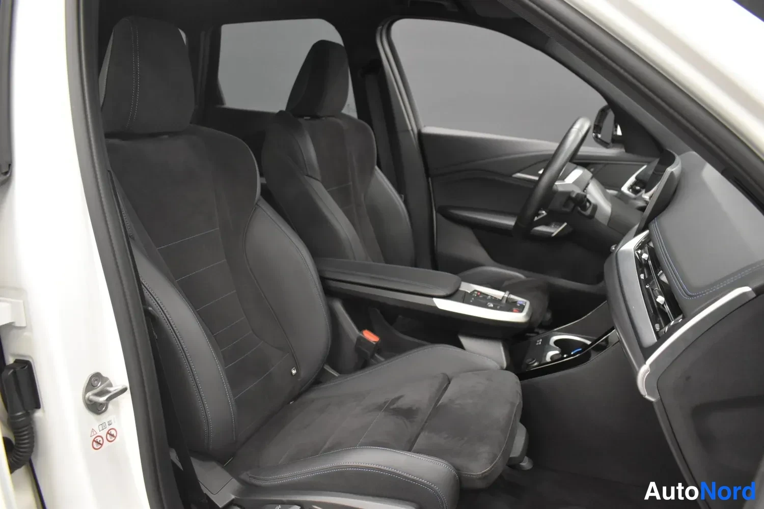 Valkoinen BMW iX1 xDrive30 2024, ulkokuva 10 – Raisio