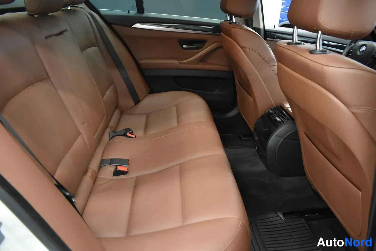 Valkoinen BMW 530d xDrive 2014, ulkokuva 11 – Raisio