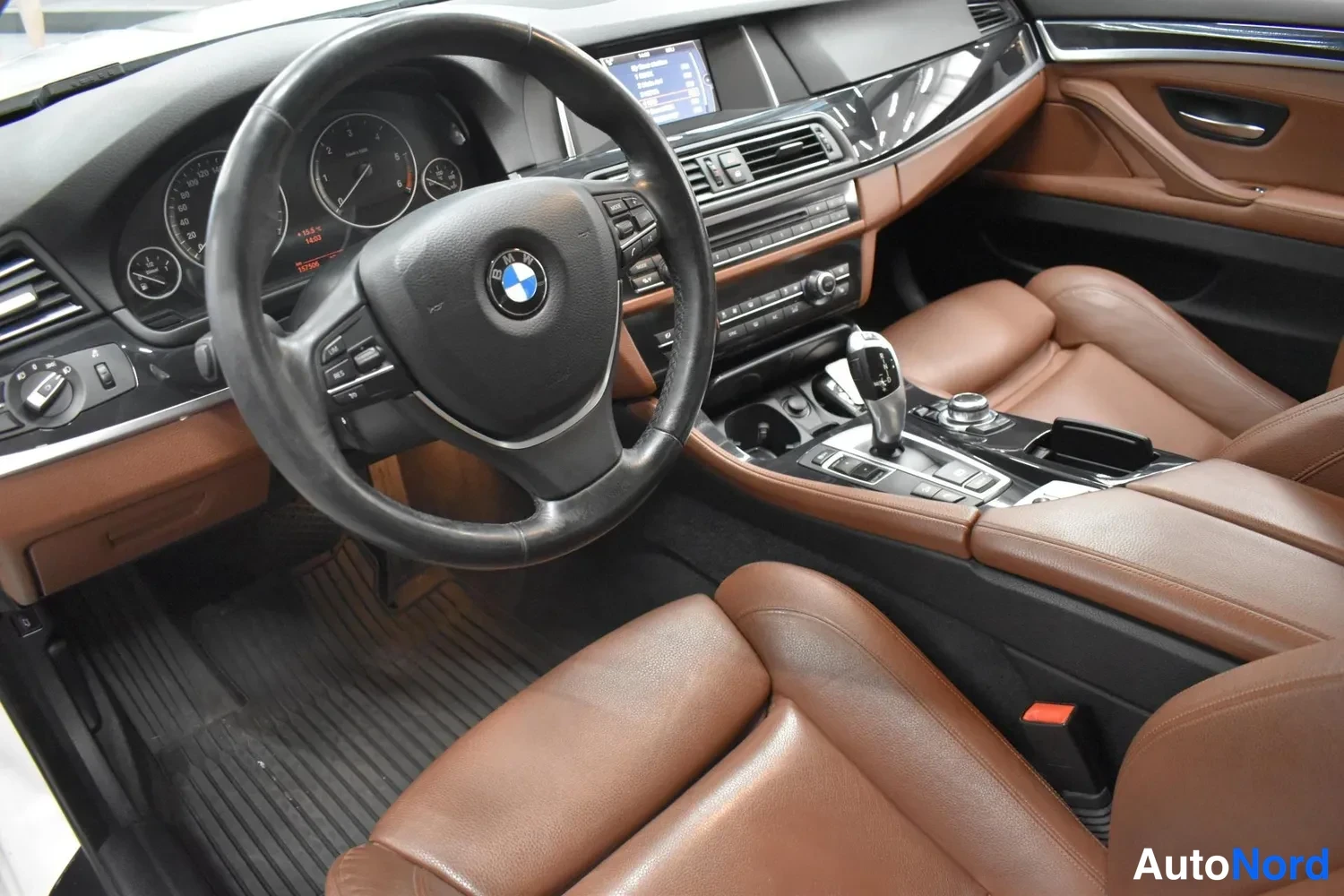 Valkoinen BMW 530d xDrive 2014, ulkokuva 8 – Raisio