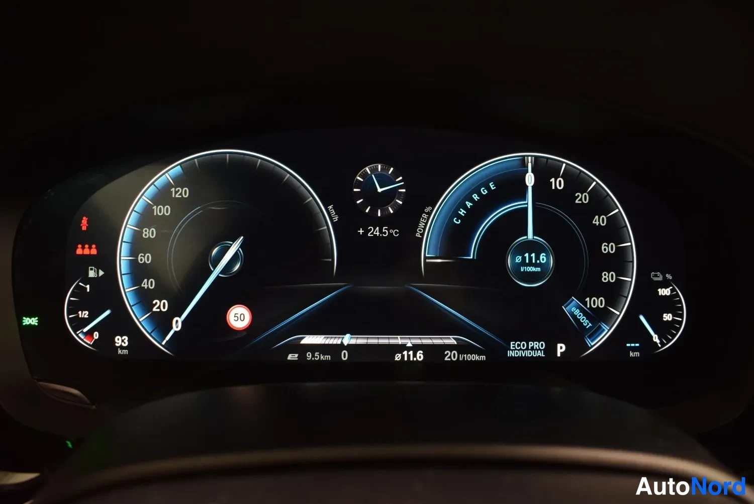 Muu: Digitaalinen mittaristo pimeässä: nopeus 0 km/h, lataustasomittari, polttoaineneula ja keskiarvo 11,6 l/100 km näkyvät.