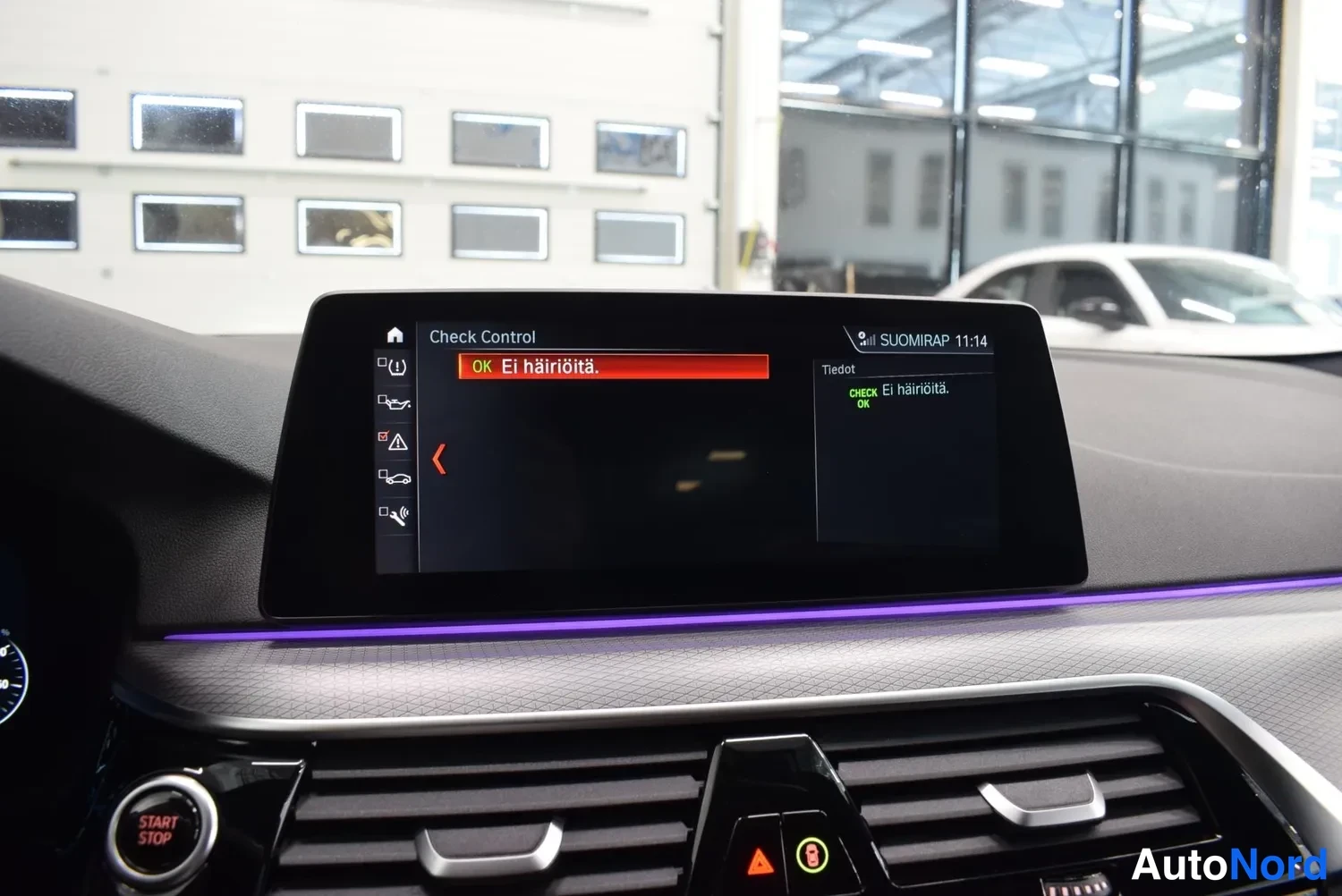 Yksityiskohta: Auton kesk Näyttö näyttää Check Control -ruudun tekstillä 'OK Ei häiriöitä.', alapuolella ilmastointiautomaation ja Start/Stop-painike.