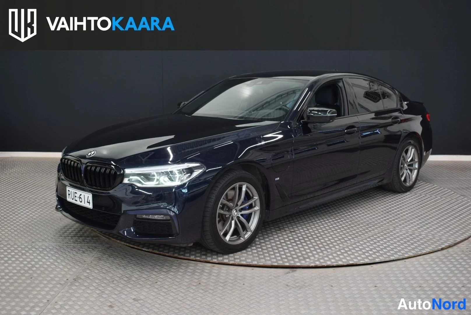 Musta BMW 530e 2019, etuviisto, keula vasemmalle, kuva 2