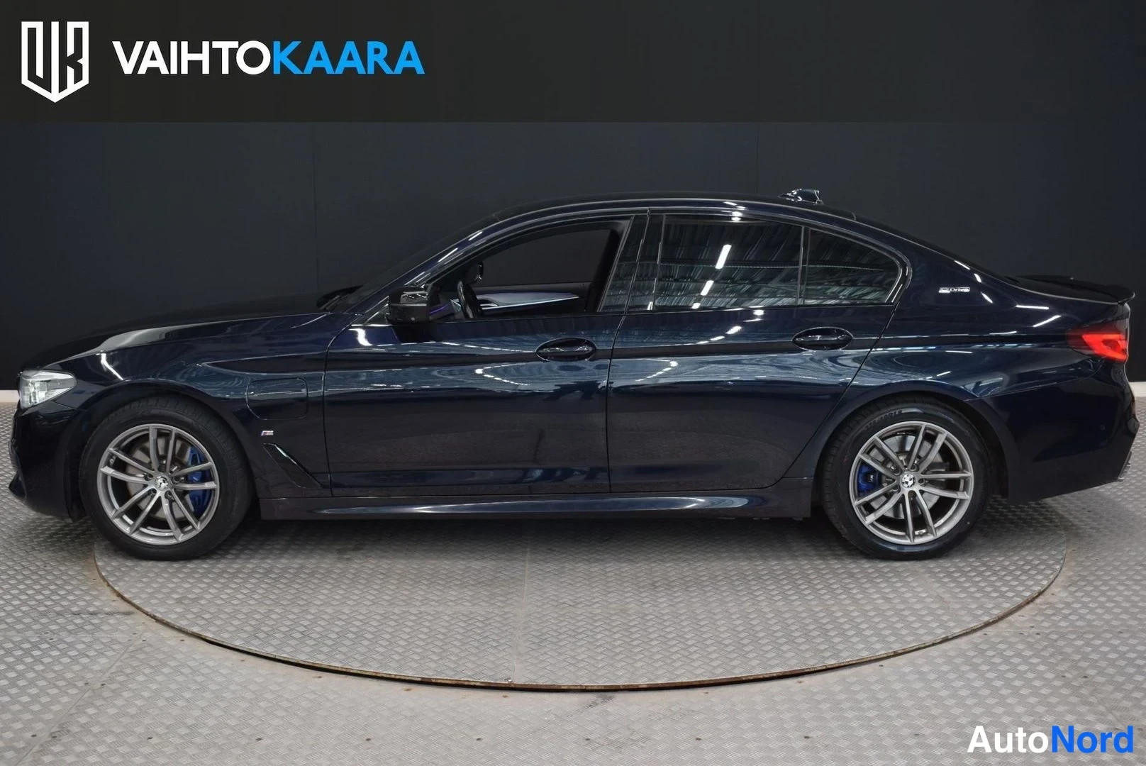 Musta BMW 530e 2019, sivulta, kuva 8