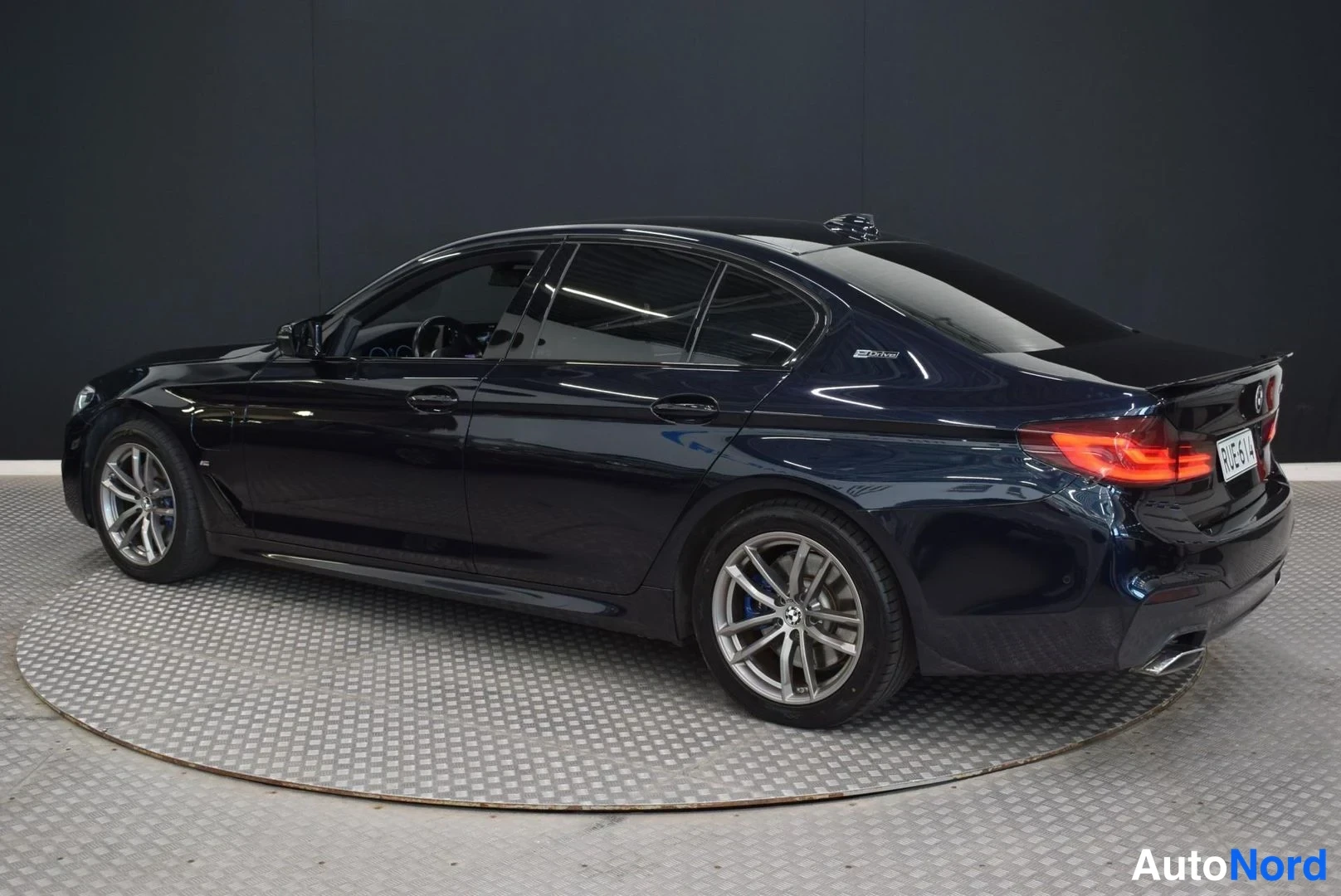 Musta BMW 530e 2019, takaviisto, kuva 15