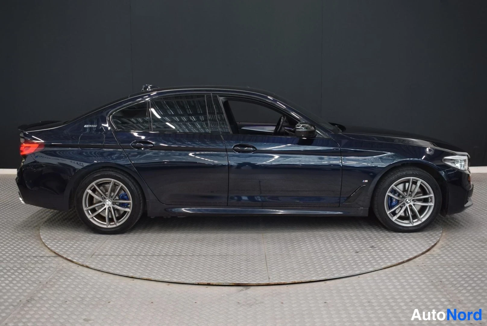 Musta BMW 530e 2019, sivulta, kuva 7