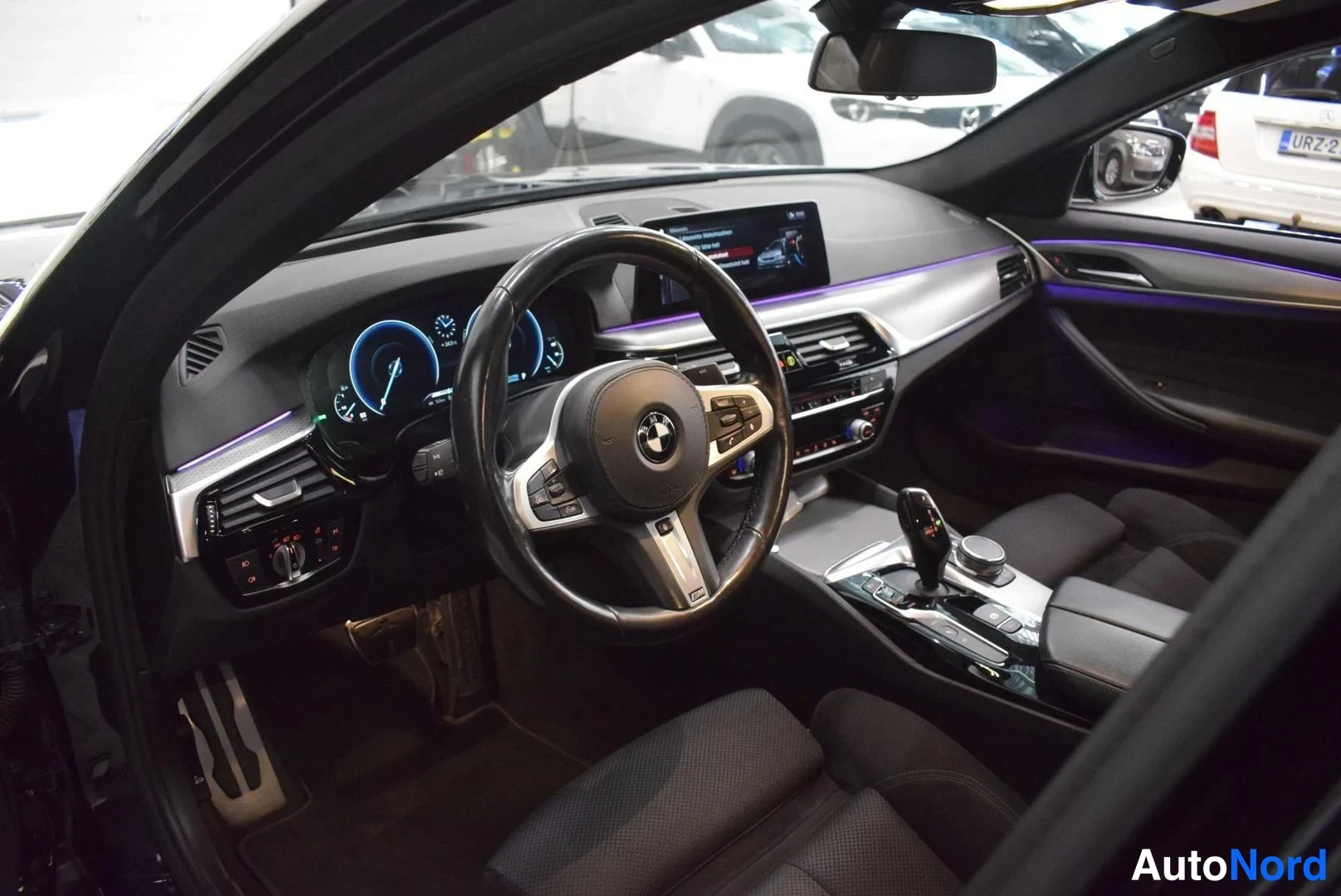 Musta BMW 530e 2019, ohjaamo, kuva 17