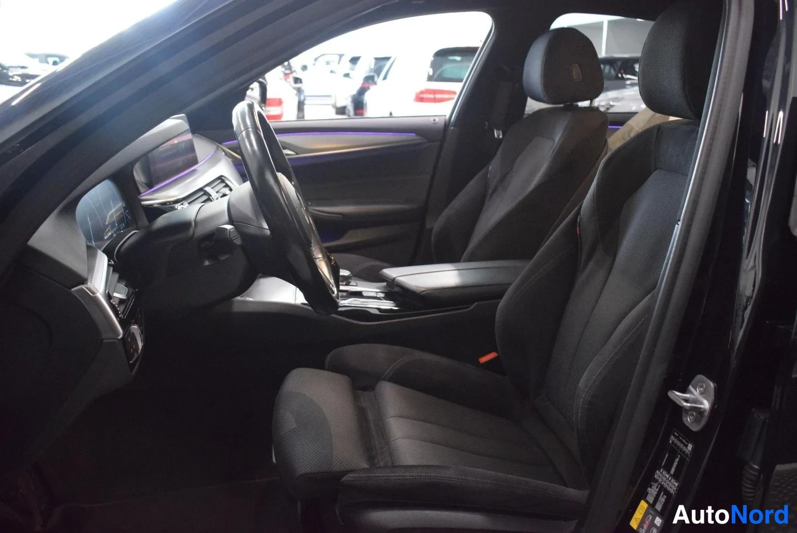 Musta BMW 530e 2019, etuistuimet, kuva 20