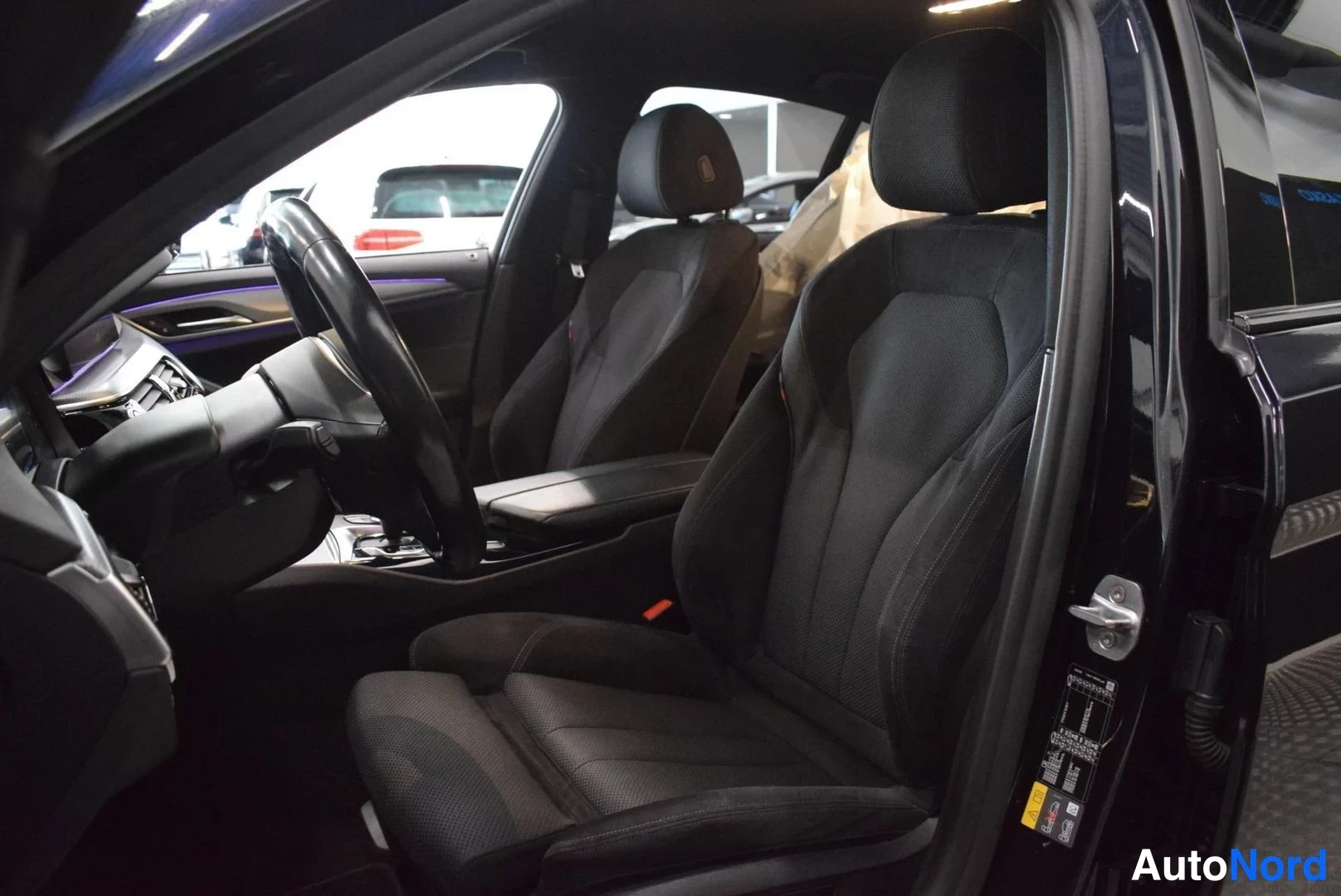 Musta BMW 530e 2019, etuistuimet, kuva 21