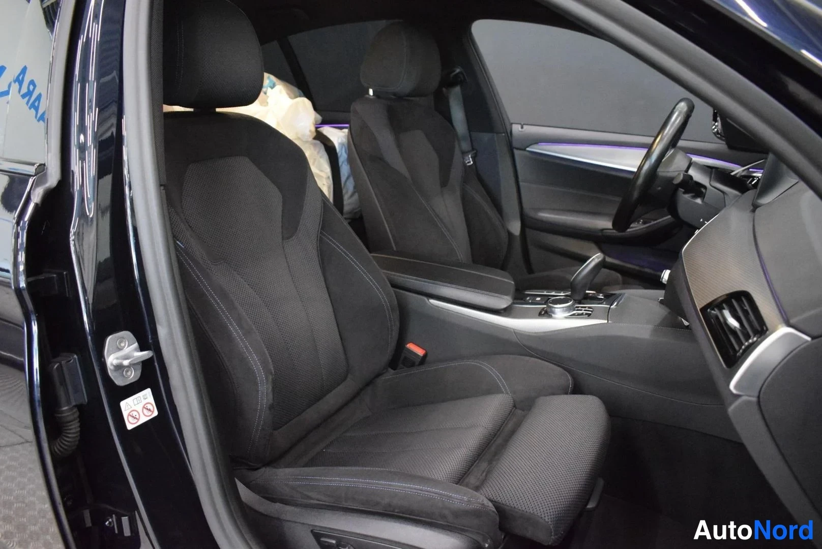 Musta BMW 530e 2019, etuistuimet, kuva 22