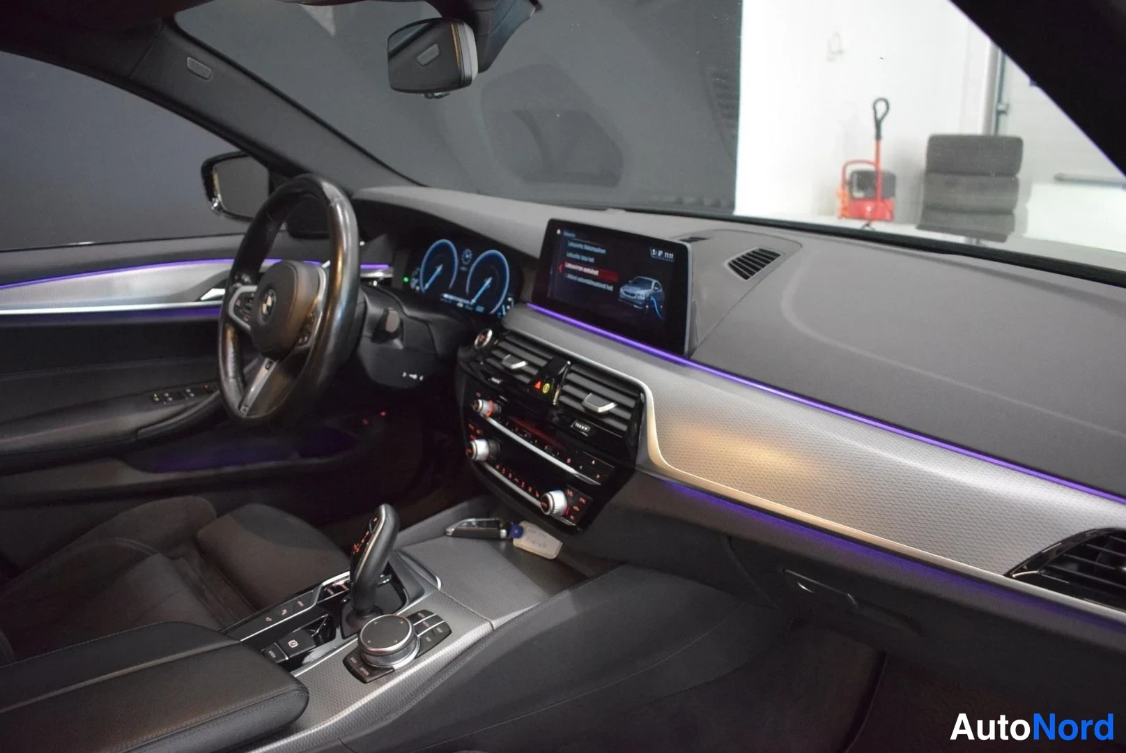 Musta BMW 530e 2019, ohjaamo, kuva 19