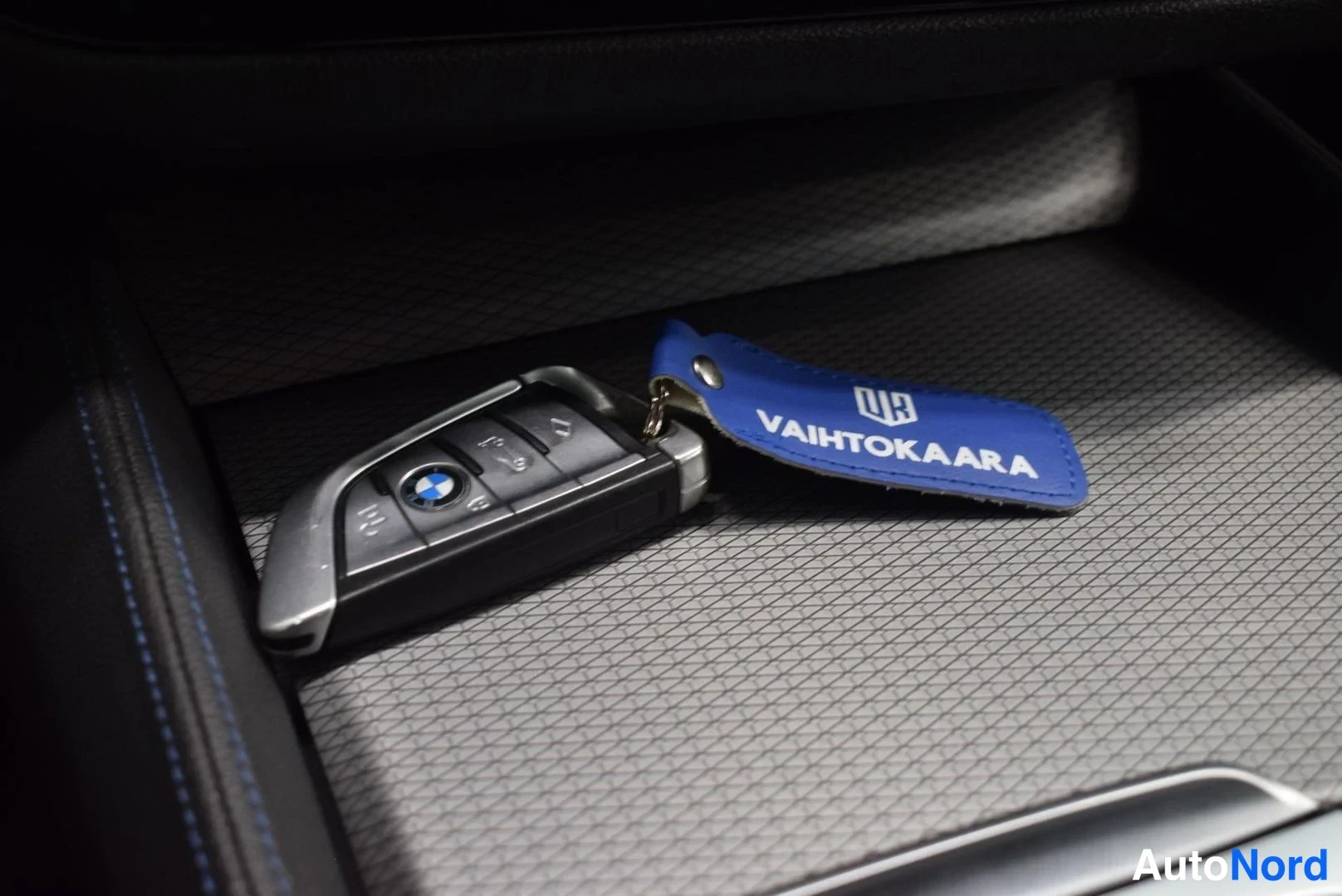 Musta BMW 530e 2019, yksityiskohta, kuva 34