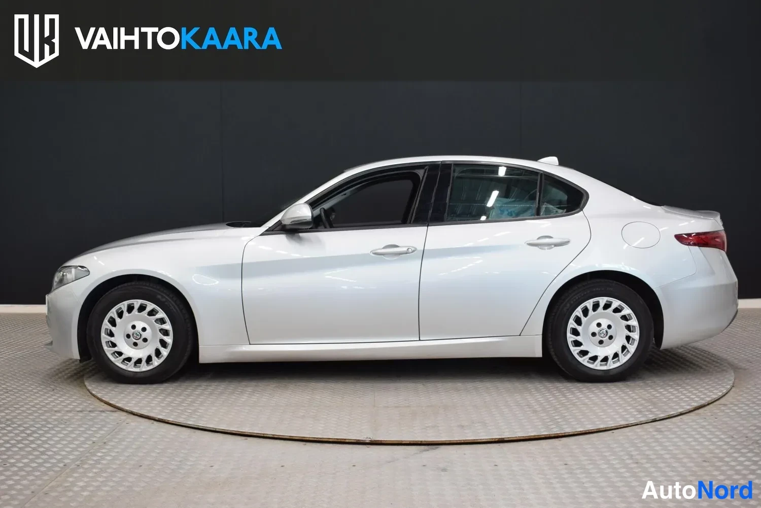 Sivulta: Hopeanharmaa Alfa Romeo Giulia -sedan sivuprofiili vasemmalta katsottuna.