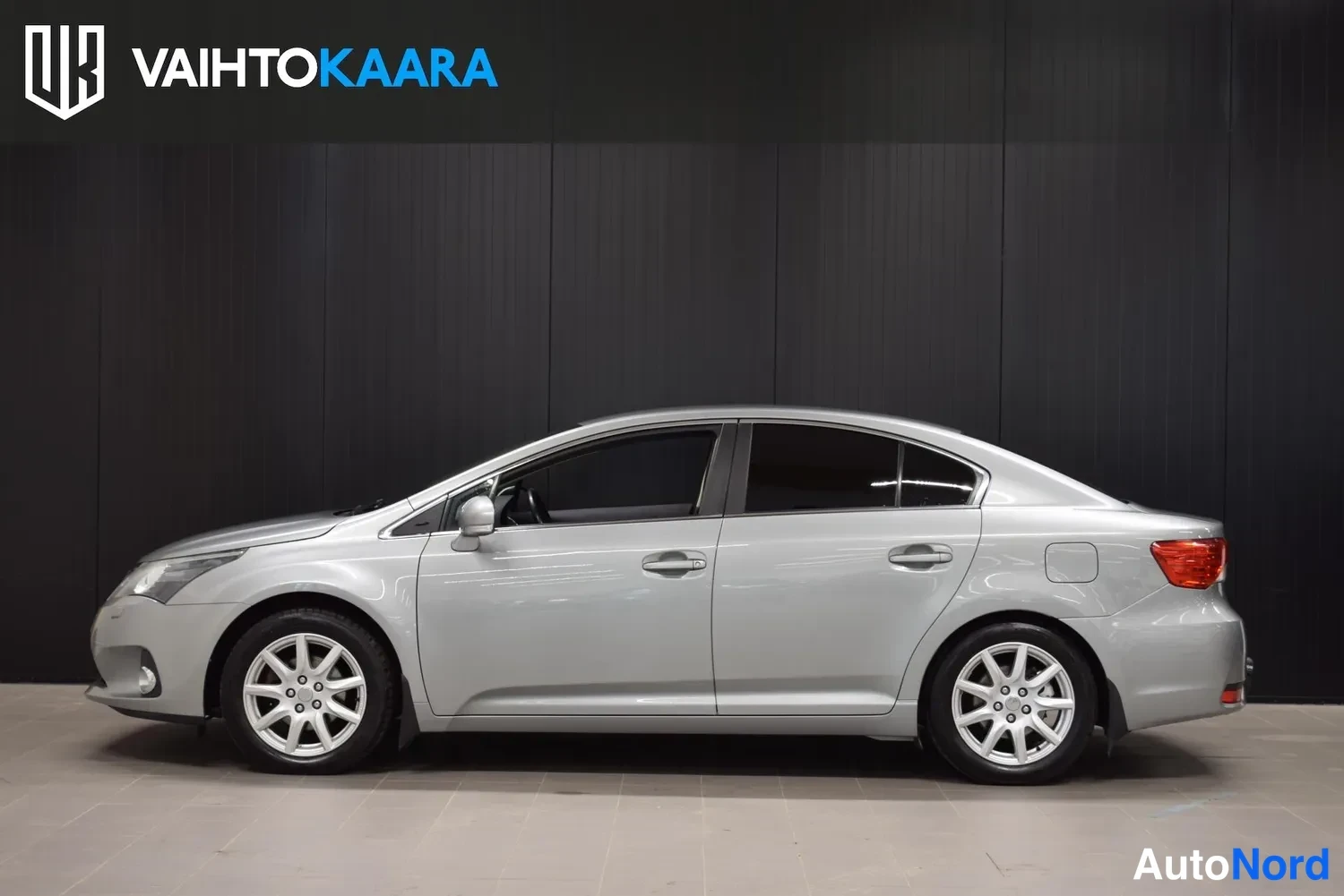 Harmaa Toyota Avensis 2012, ulkokuva 2 – Raisio