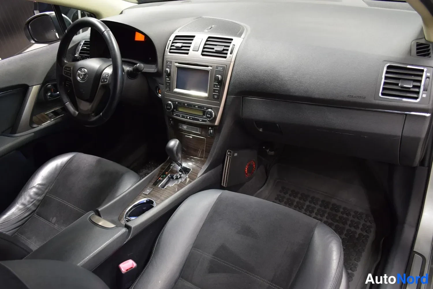 Harmaa Toyota Avensis 2012, ulkokuva 11 – Raisio