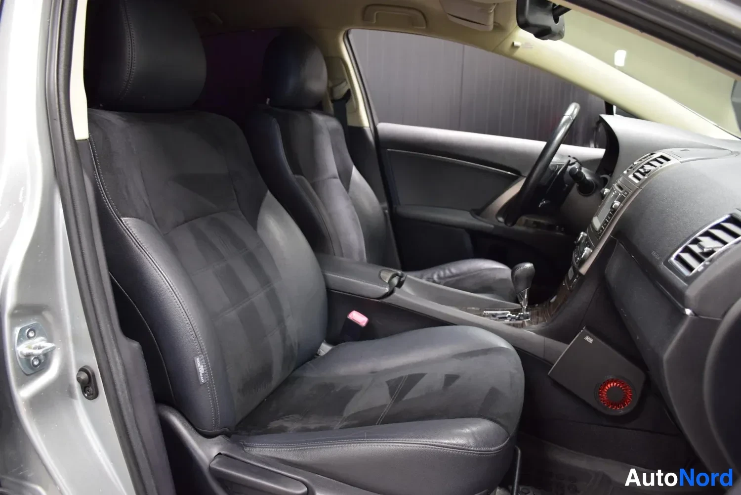 Harmaa Toyota Avensis 2012, ulkokuva 12 – Raisio