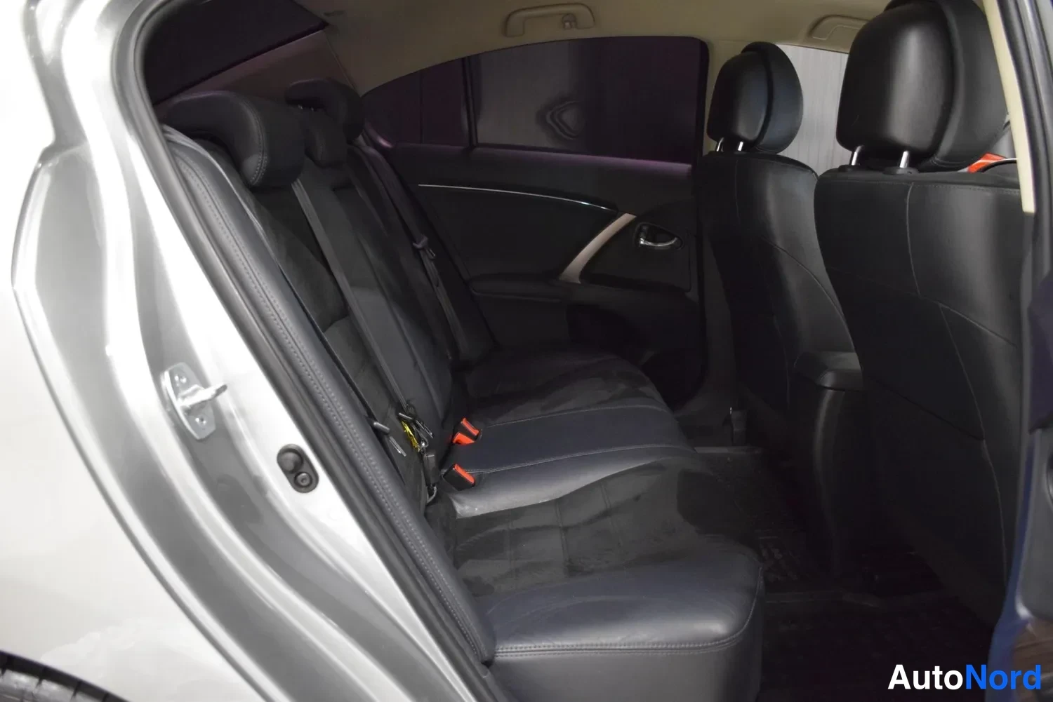 Harmaa Toyota Avensis 2012, ulkokuva 13 – Raisio
