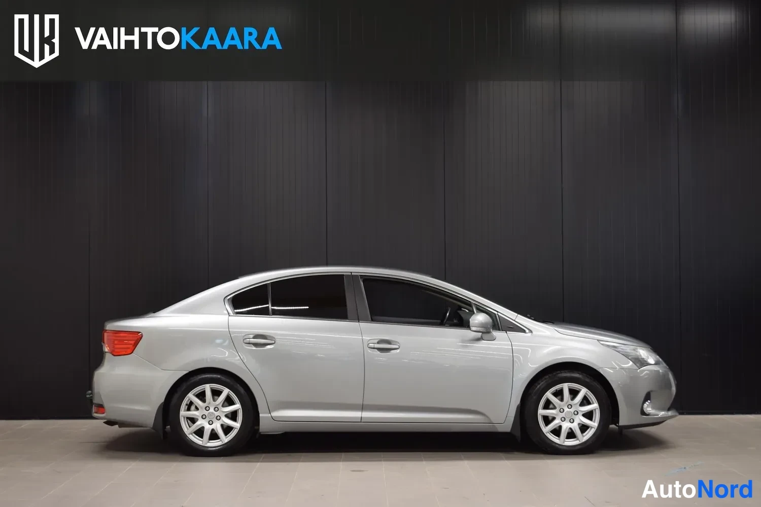 Harmaa Toyota Avensis 2012, ulkokuva 5 – Raisio