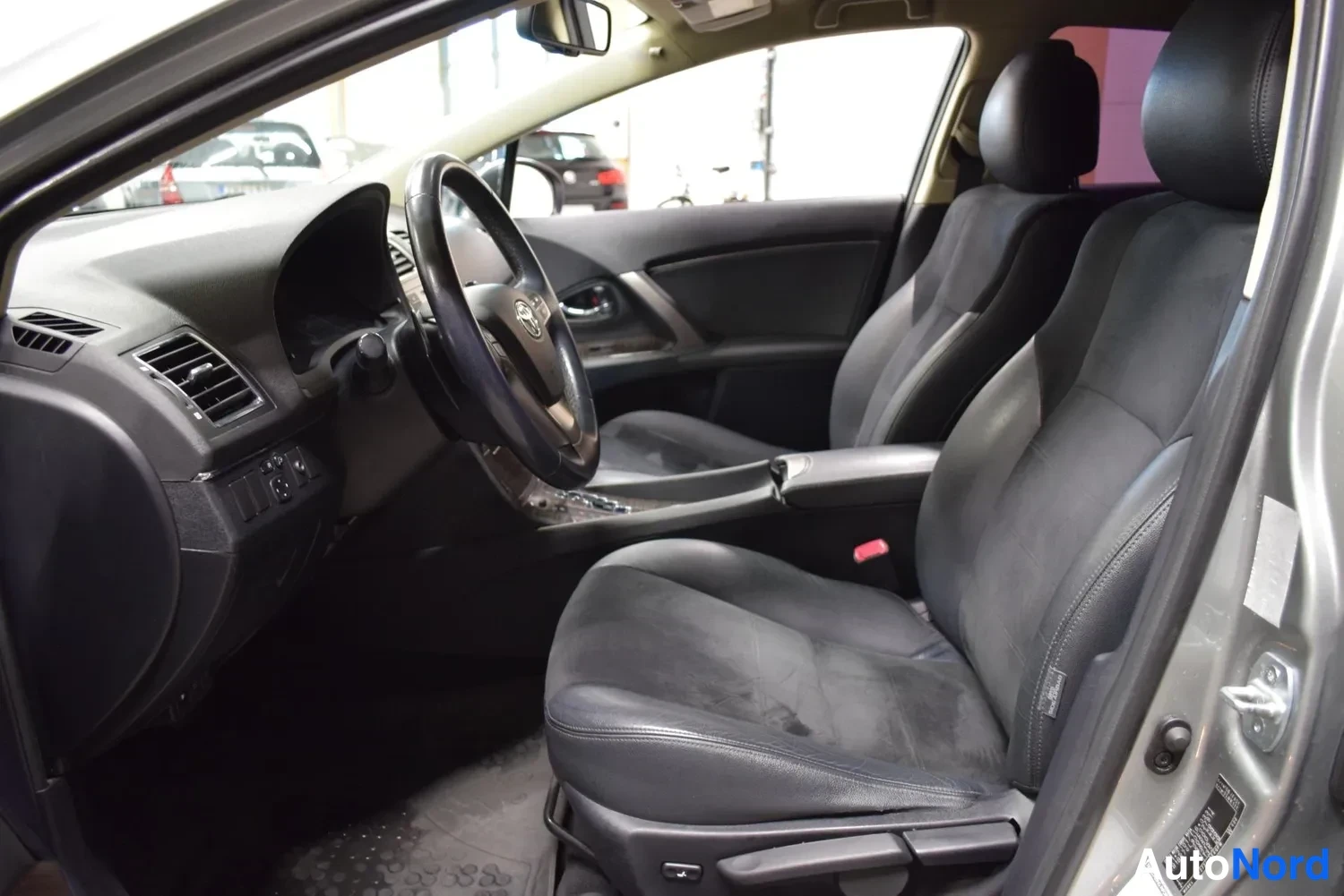 Harmaa Toyota Avensis 2012, ulkokuva 7 – Raisio