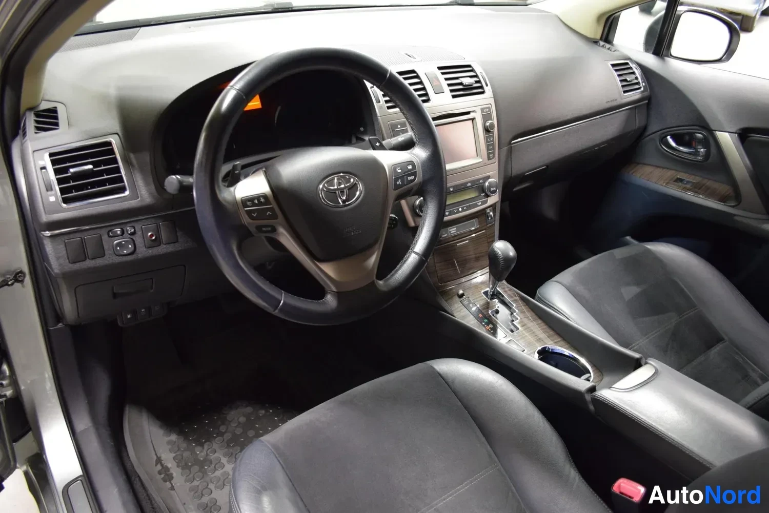 Harmaa Toyota Avensis 2012, ulkokuva 8 – Raisio