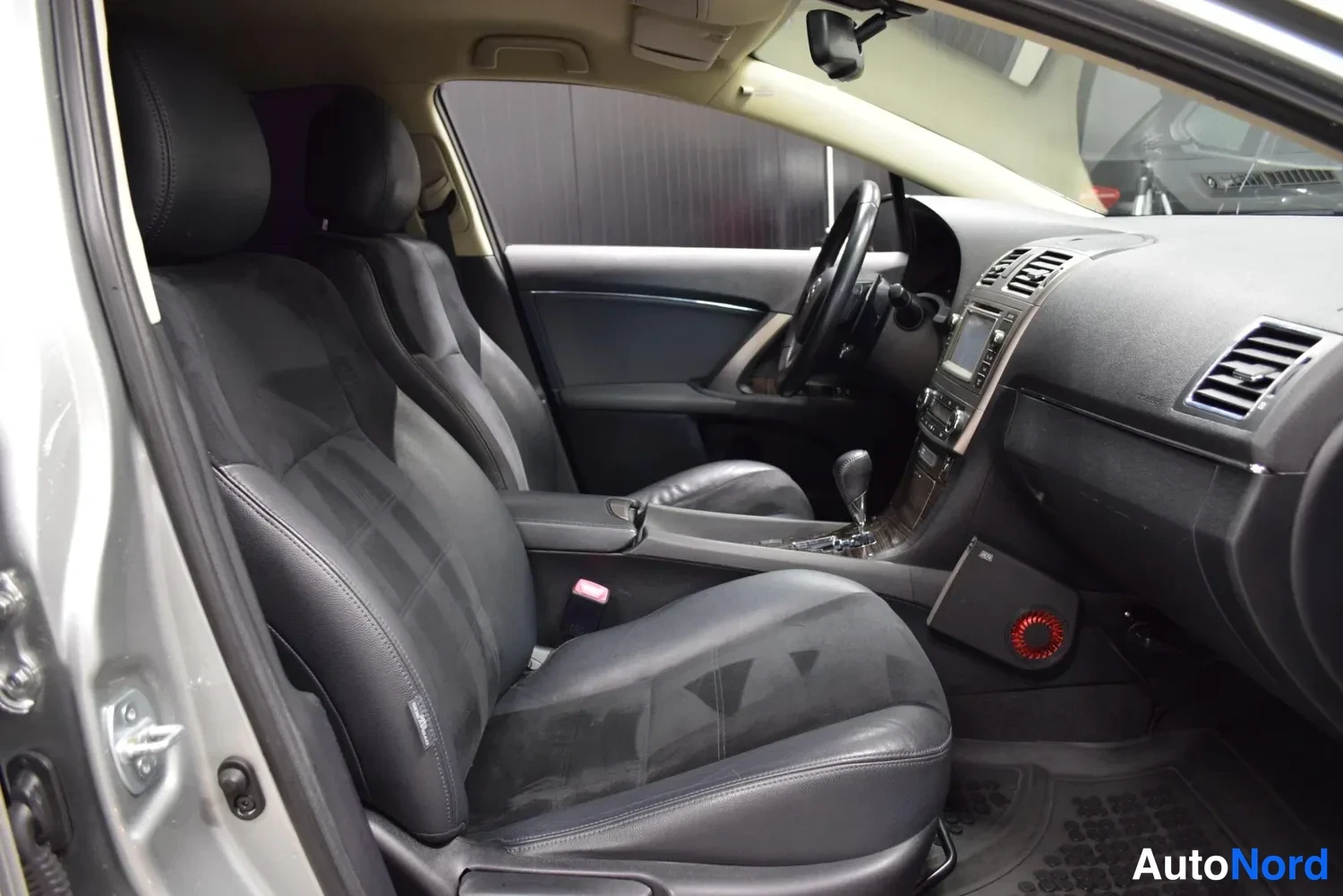 Harmaa Toyota Avensis 2012, ulkokuva 10 – Raisio