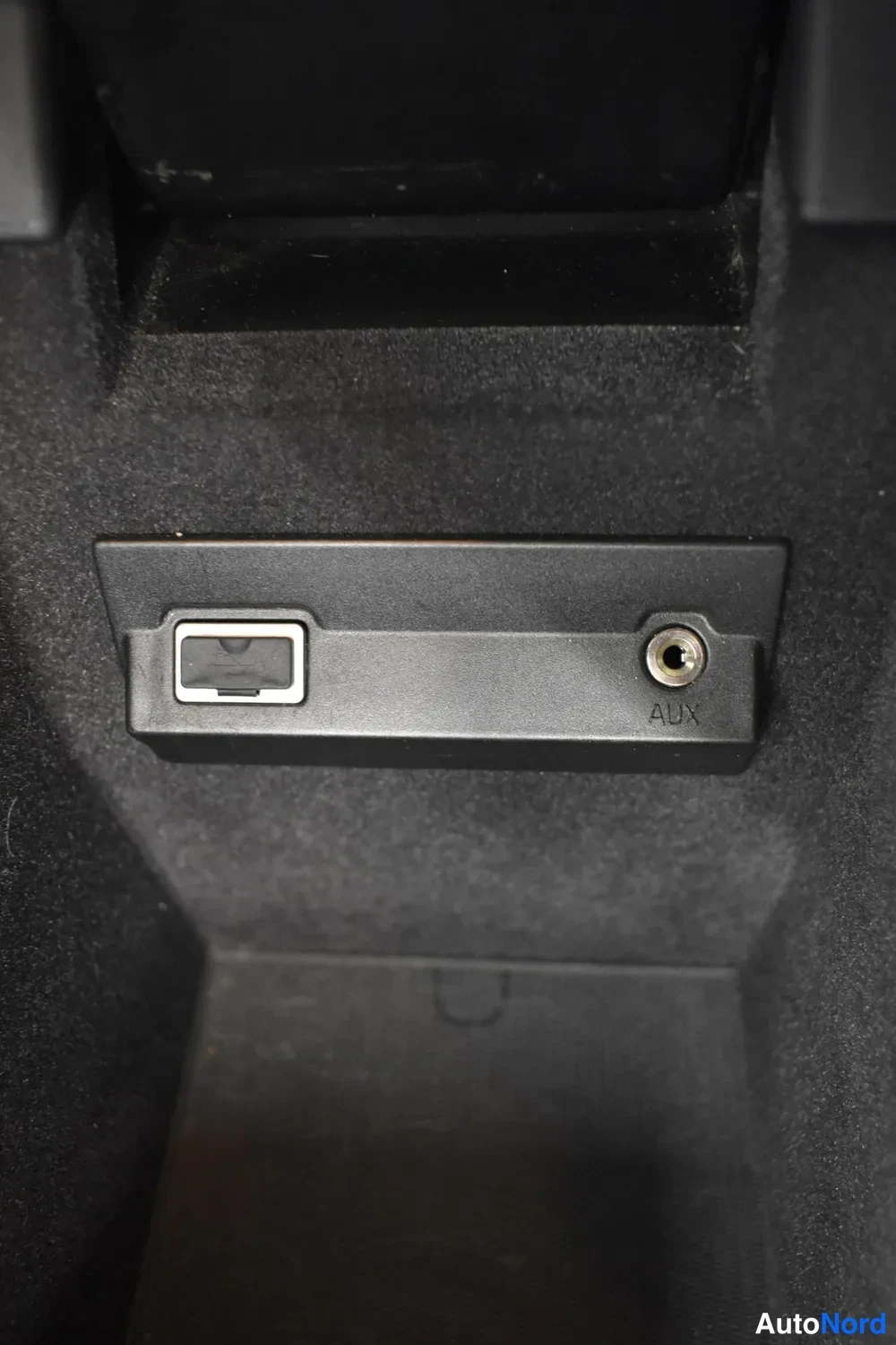 Yksityiskohta: Yksityiskohtakuu keskikonsolin AUX-liitännästä ja USB-portista.