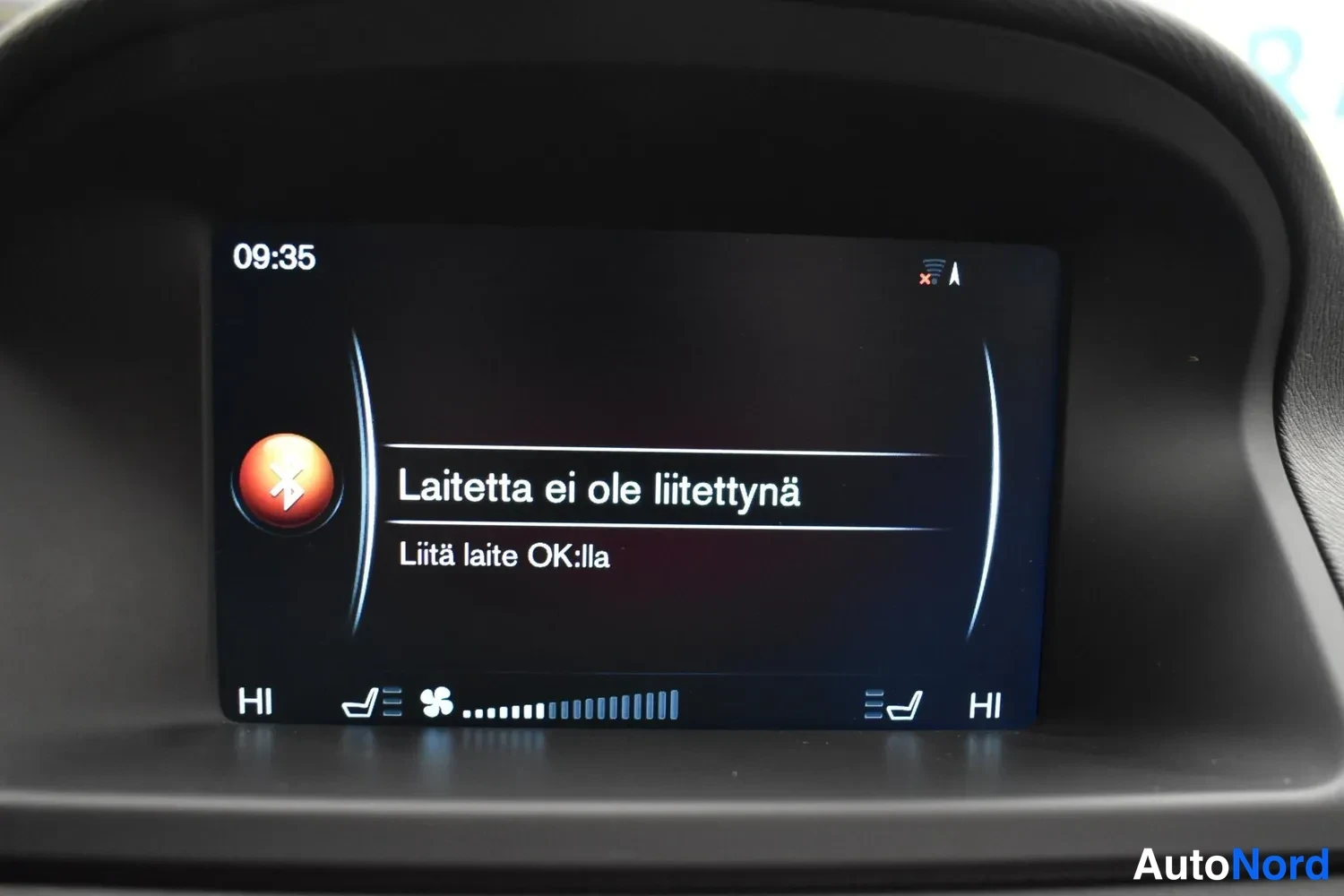 Muu: Infotainment-näyttö ilmoittaa, ettei laitetta ole liitetty, ja ohjeistaa liittämään laitteen OK-painikkeella.