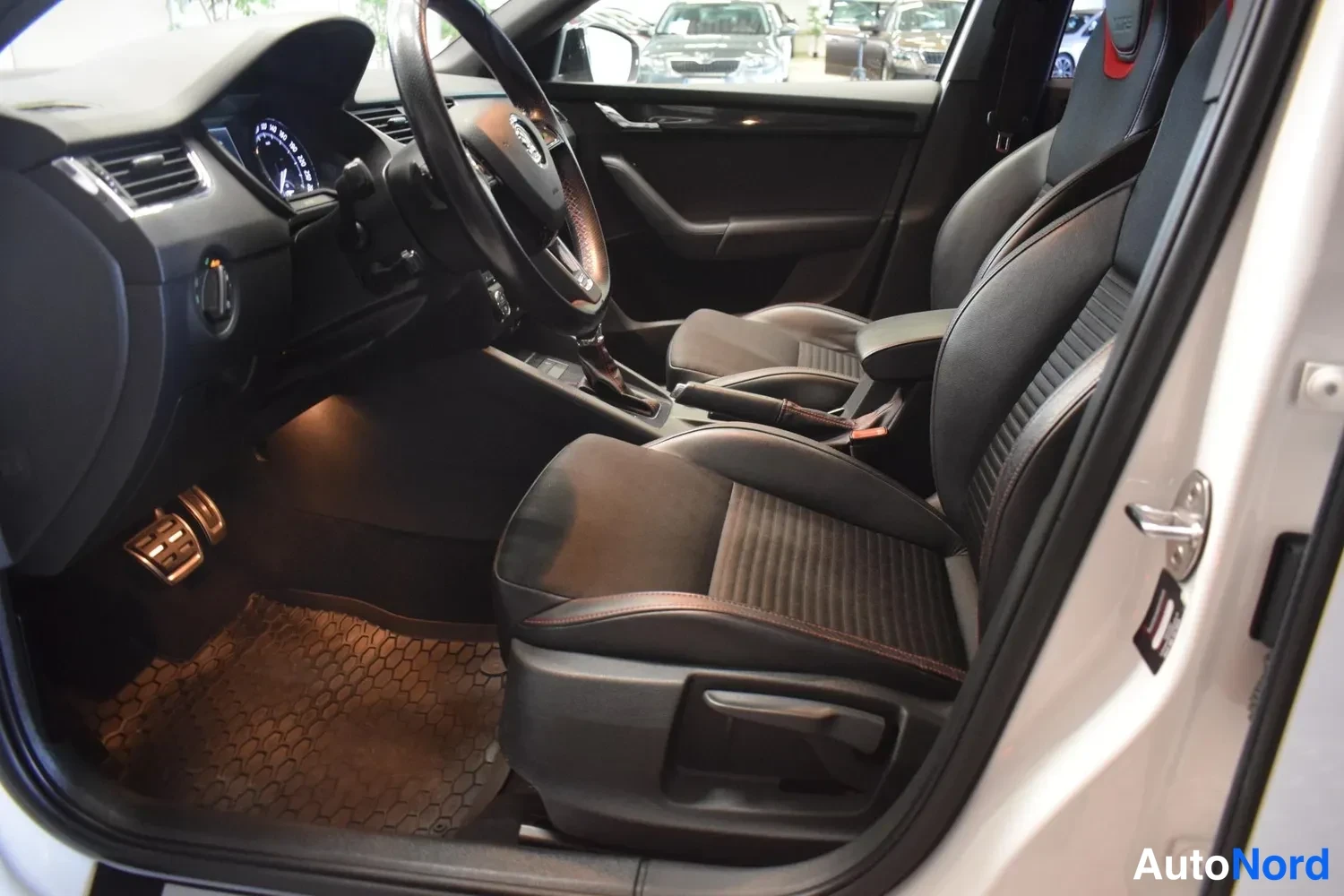 Valkoinen Skoda Octavia 2014, ulkokuva 7 – Raisio