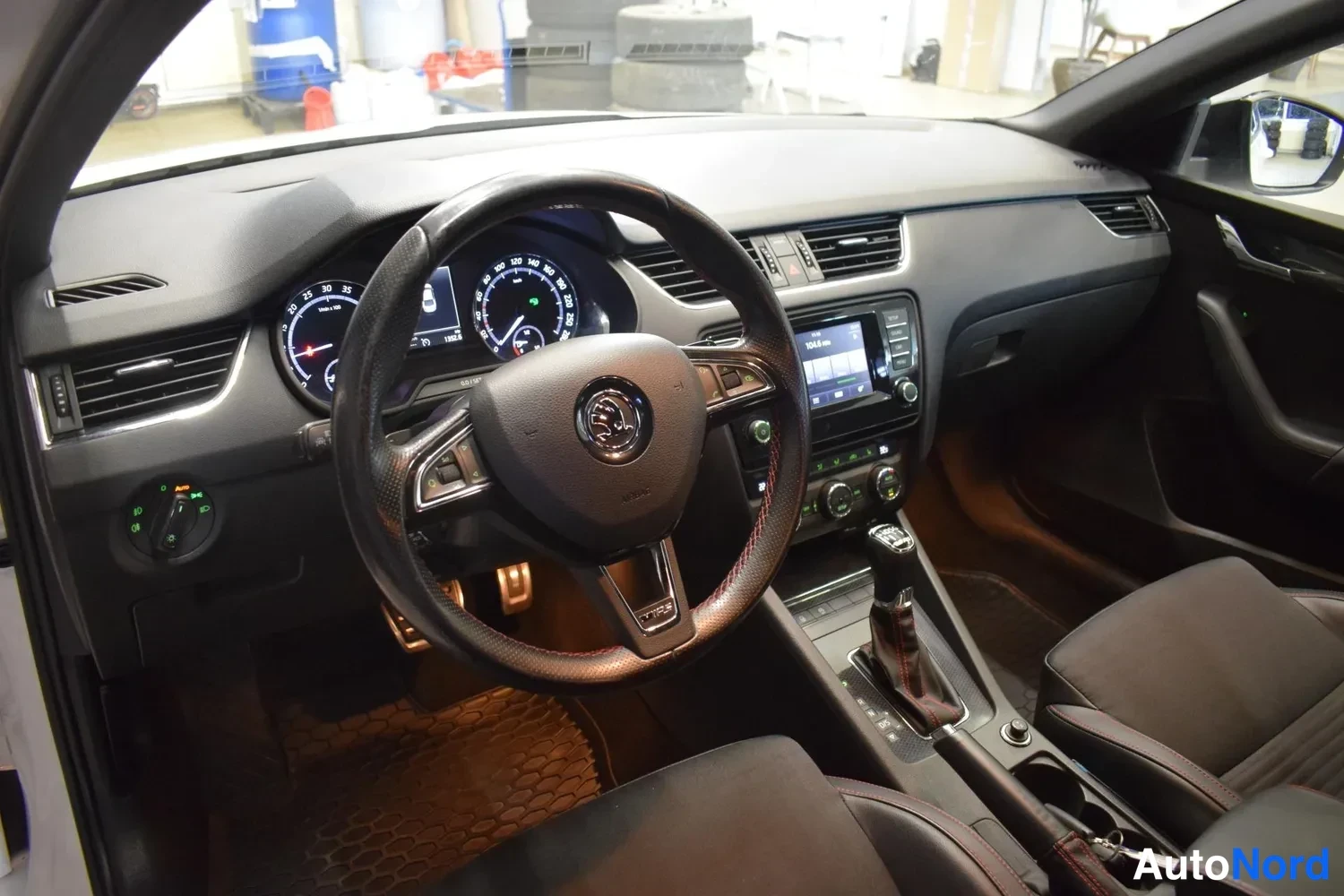 Valkoinen Skoda Octavia 2014, ulkokuva 9 – Raisio