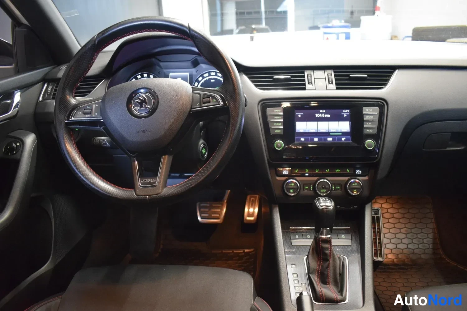 Valkoinen Skoda Octavia 2014, ulkokuva 10 – Raisio