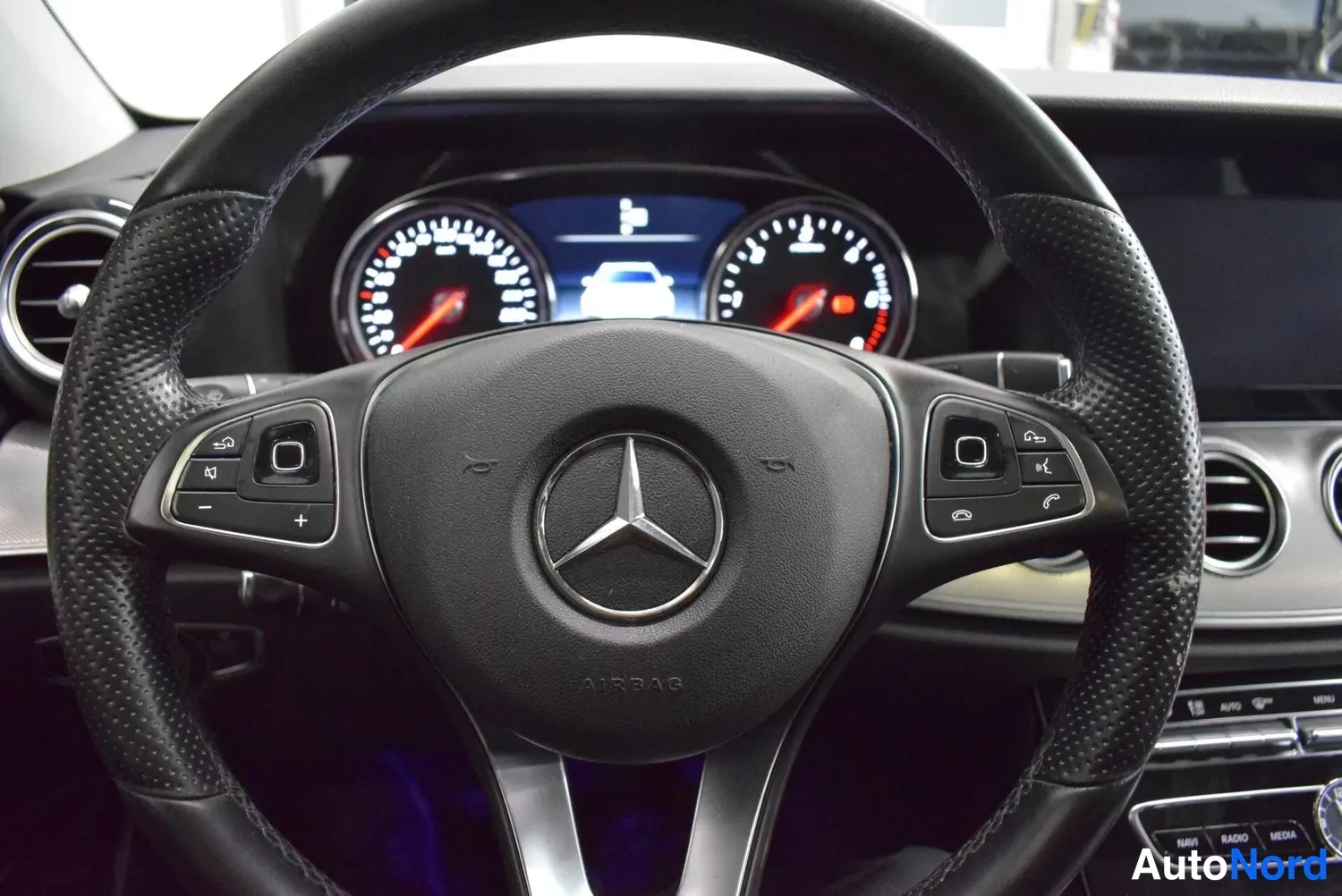 Valkoinen Mercedes-Benz E 220 d 2017, ulkokuva 9 – Raisio