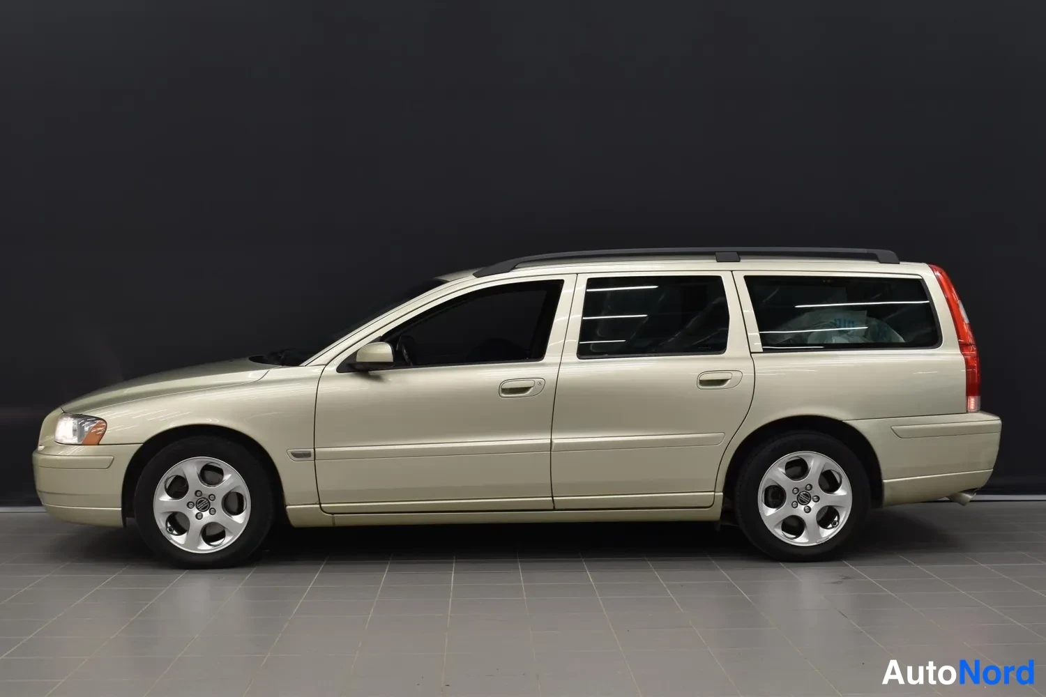 Keltainen Volvo V70 2006, ulkokuva 2 – Raisio