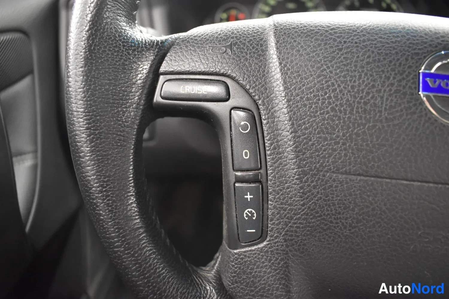 Keltainen Volvo V70 2006, ulkokuva 11 – Raisio