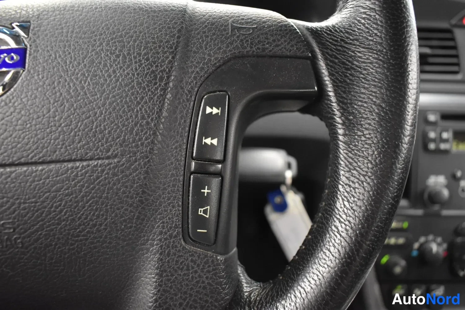 Keltainen Volvo V70 2006, ulkokuva 12 – Raisio