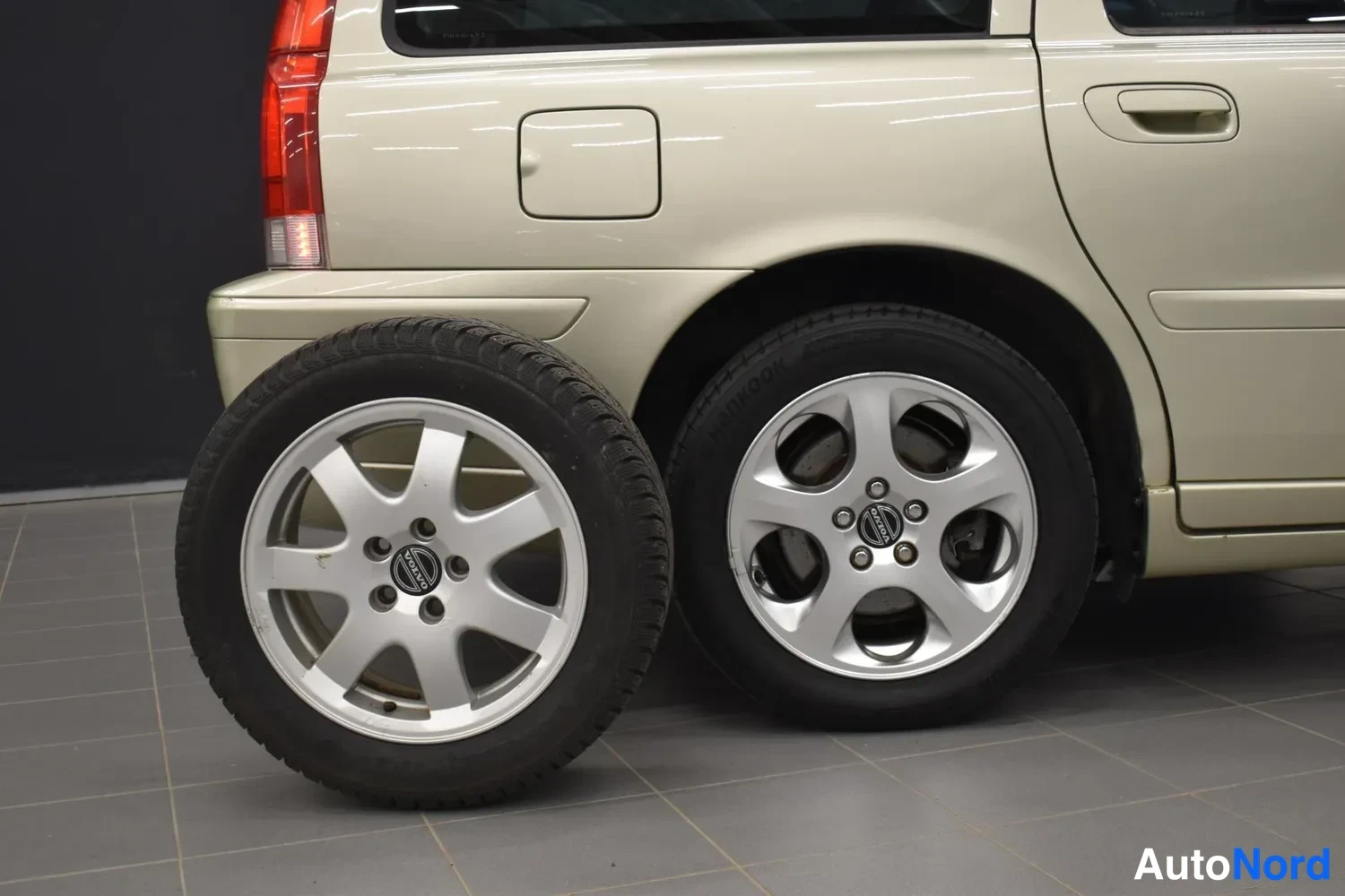 Keltainen Volvo V70 2006, ulkokuva 14 – Raisio