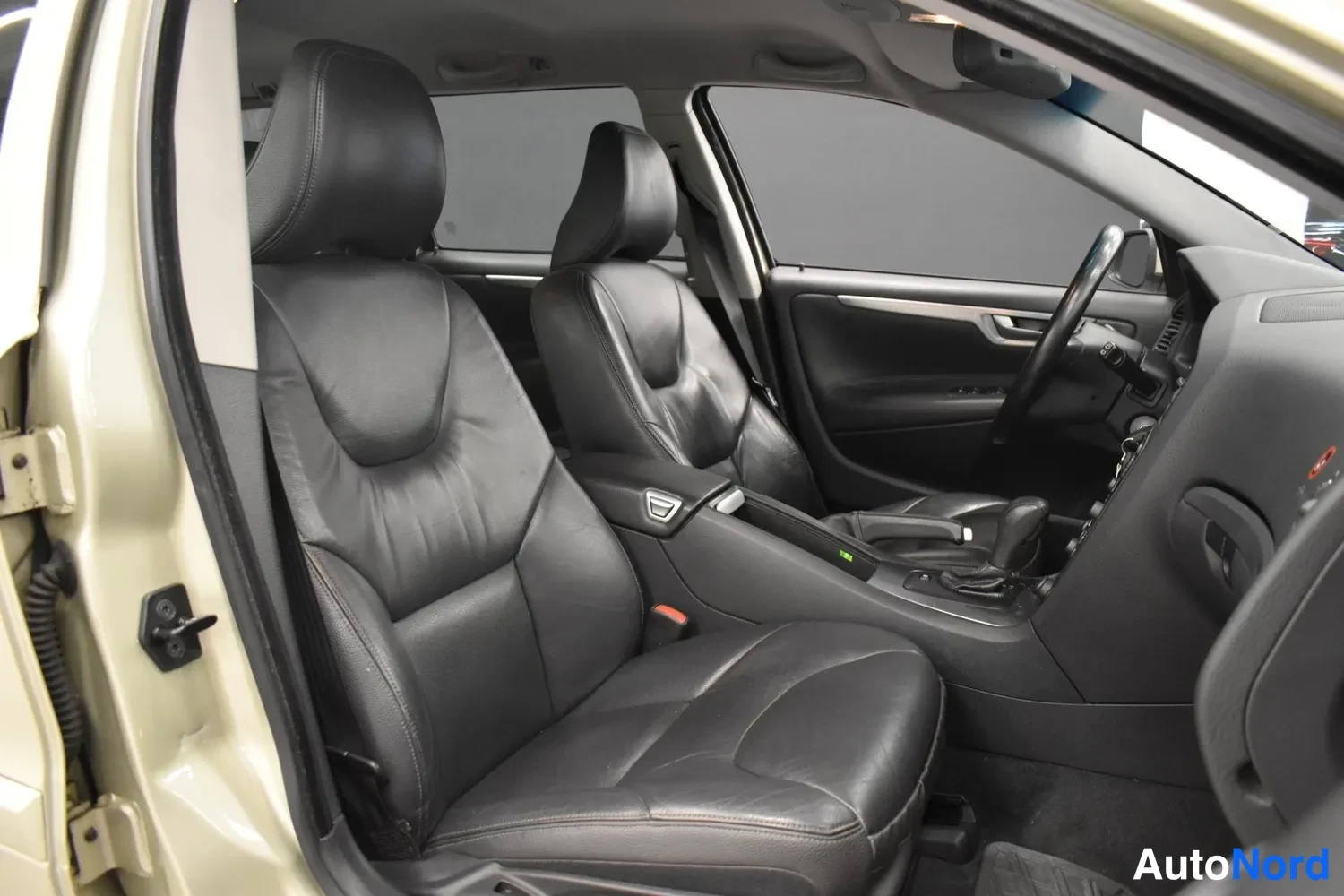 Keltainen Volvo V70 2006, ulkokuva 16 – Raisio
