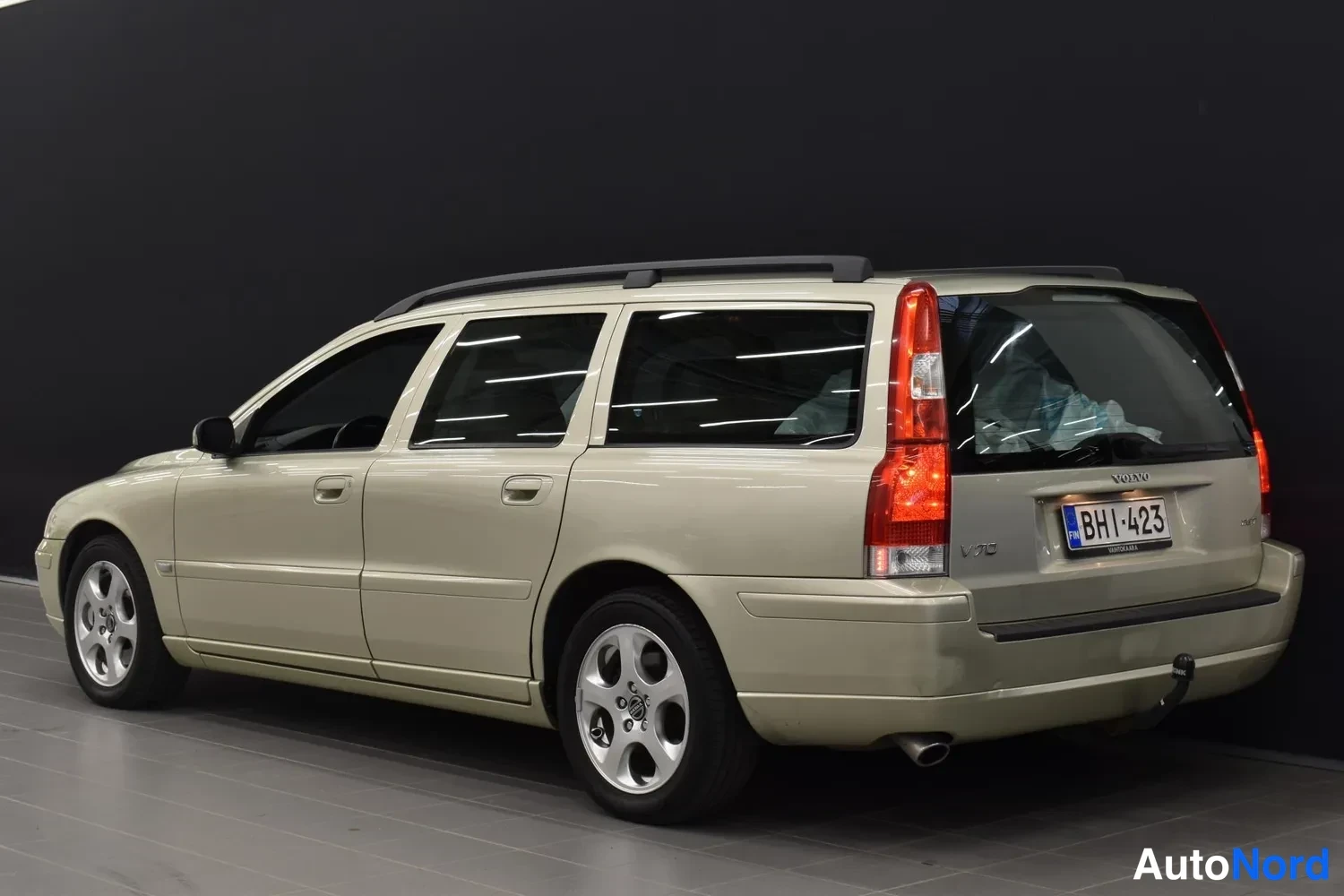 Keltainen Volvo V70 2006, ulkokuva 3 – Raisio