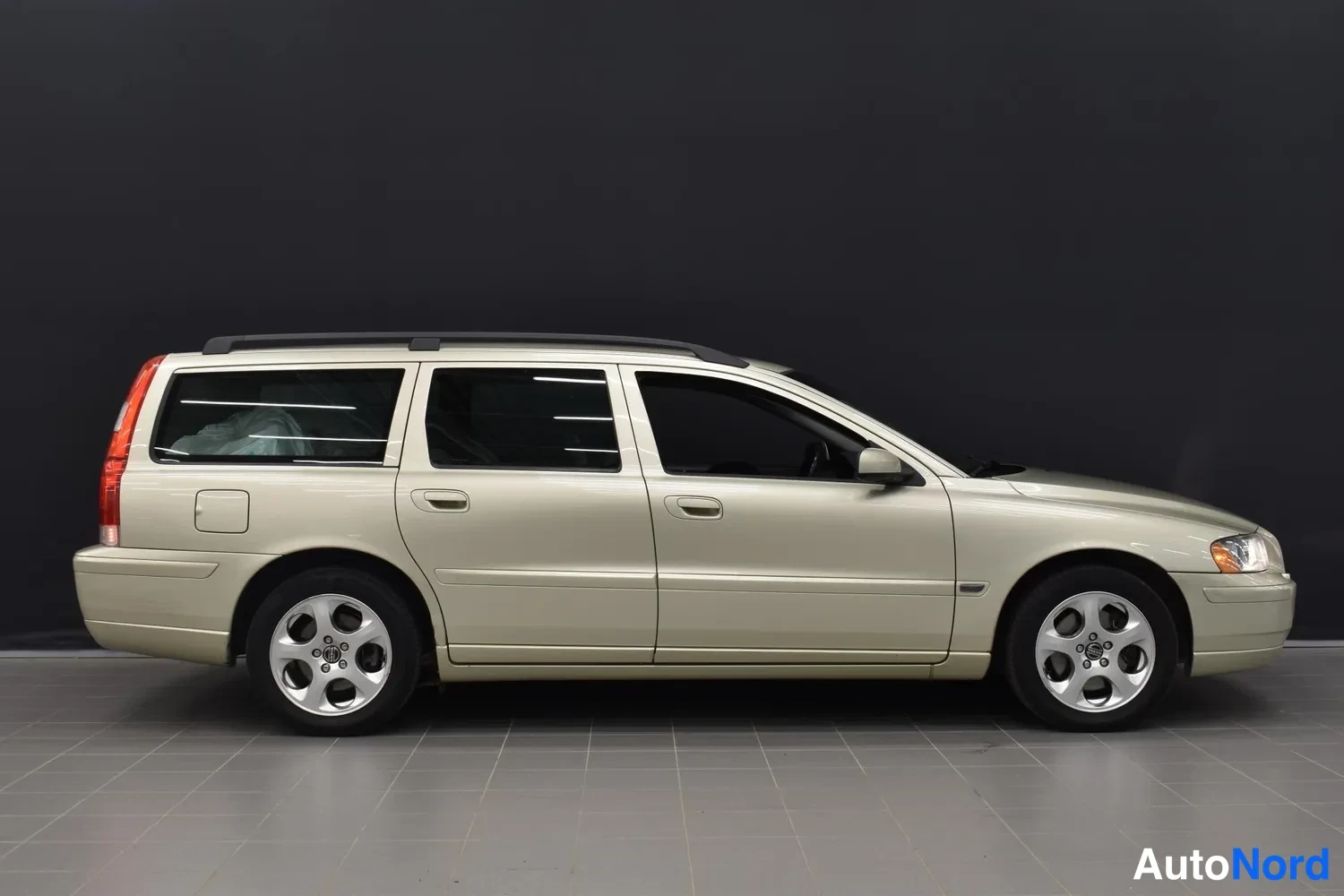 Keltainen Volvo V70 2006, ulkokuva 4 – Raisio