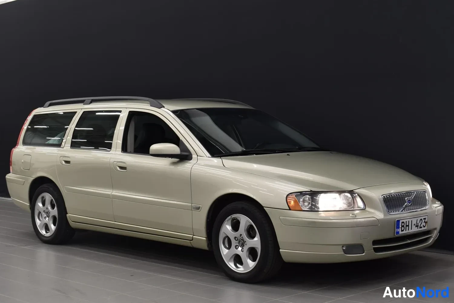 Keltainen Volvo V70 2006, ulkokuva 5 – Raisio
