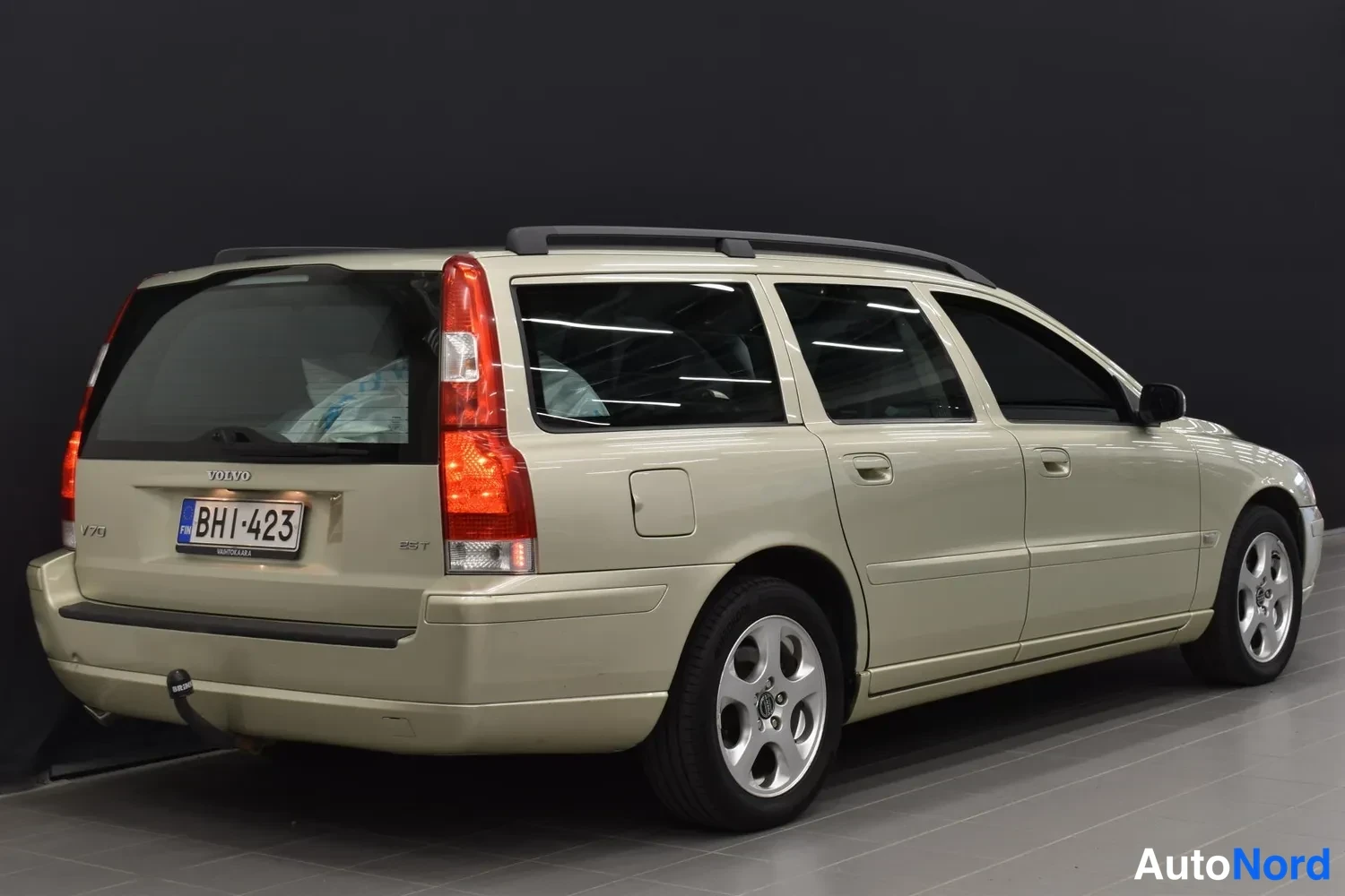 Keltainen Volvo V70 2006, ulkokuva 6 – Raisio