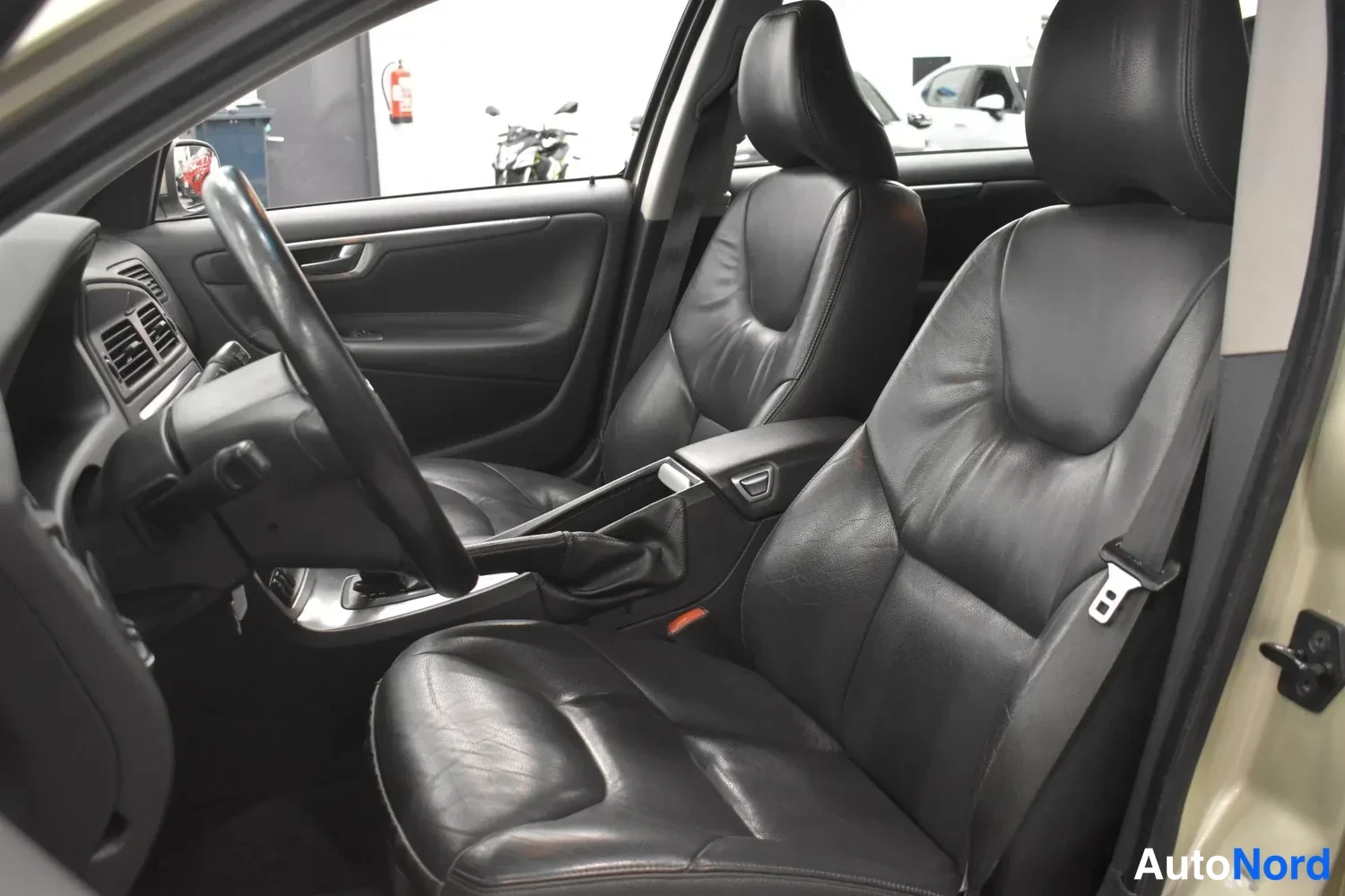 Keltainen Volvo V70 2006, ulkokuva 7 – Raisio