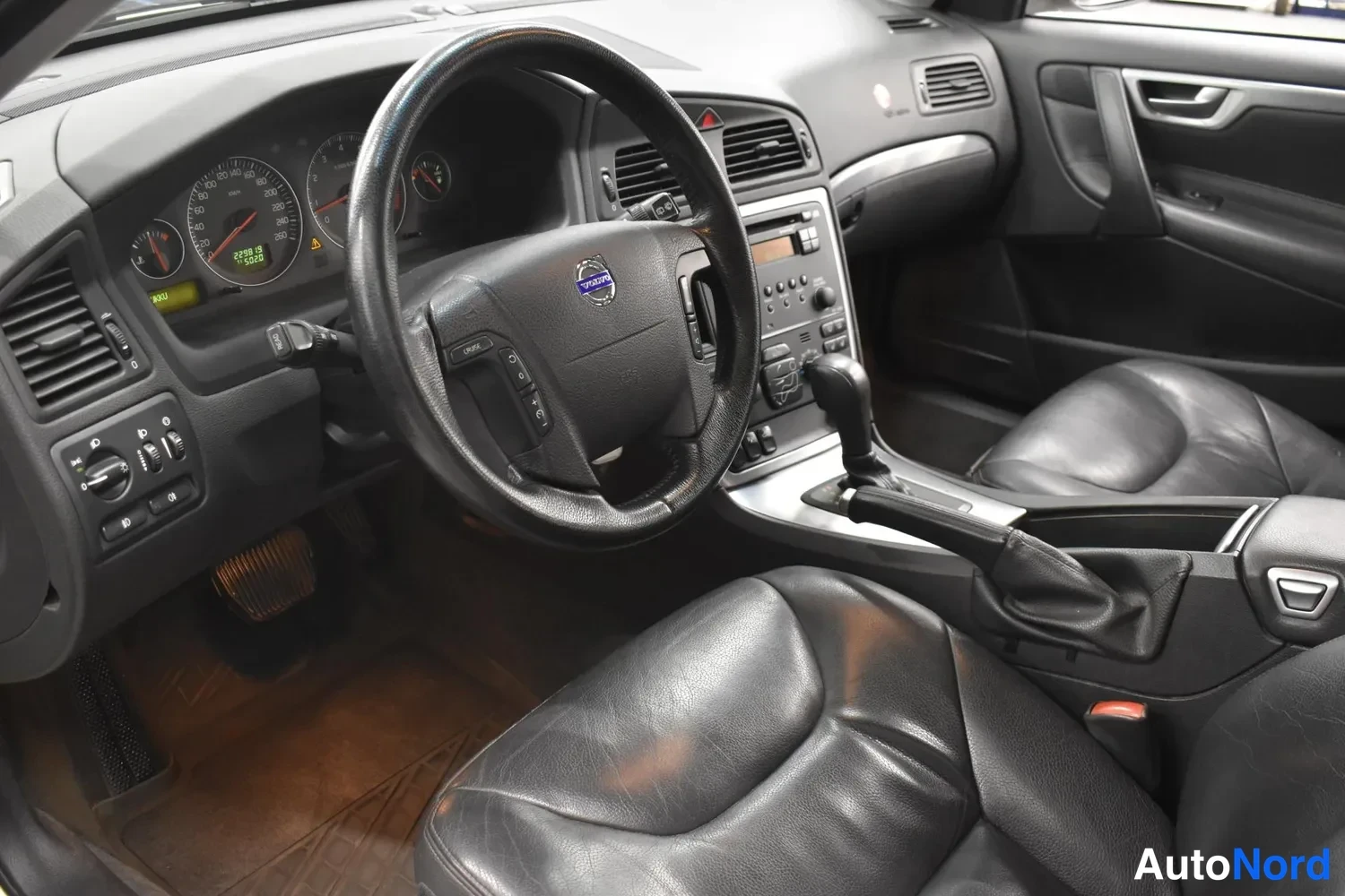 Keltainen Volvo V70 2006, ulkokuva 8 – Raisio